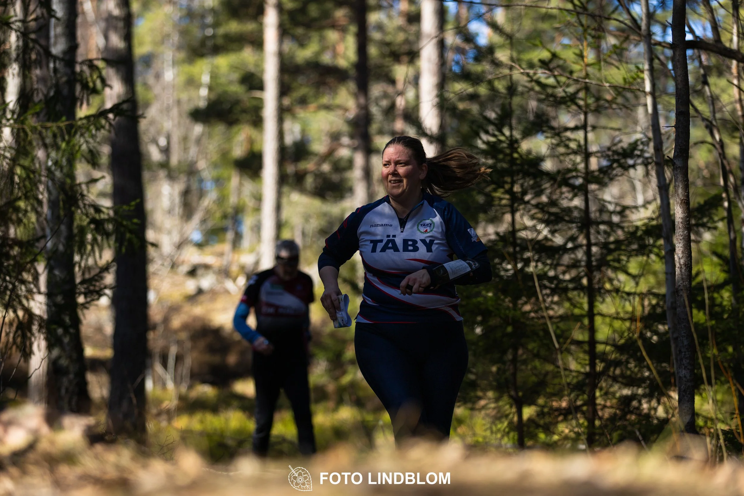 Image from Måsenstafetten 2026 showing orienteering relay teams competing in Swedish forest terrain, taken by Foto Lindblom.