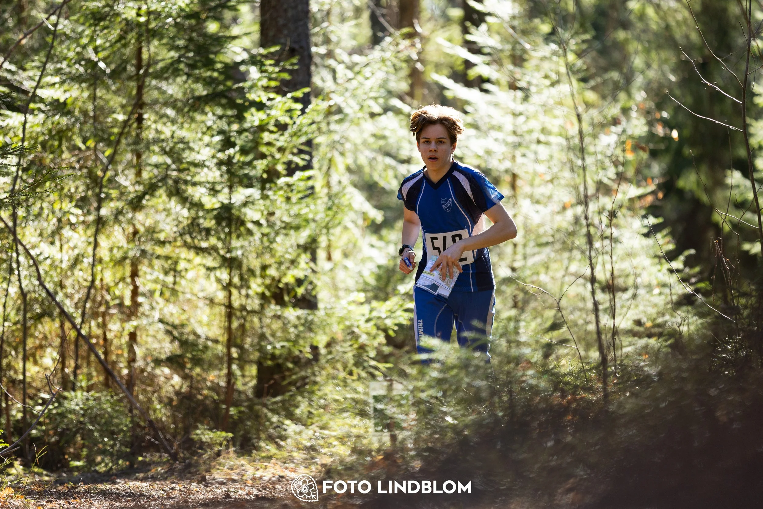 Orienteering competition scene from Nyköpingsorienteringen 2026 in Sweden’s natural forest environment, captured by Foto Lindblom.