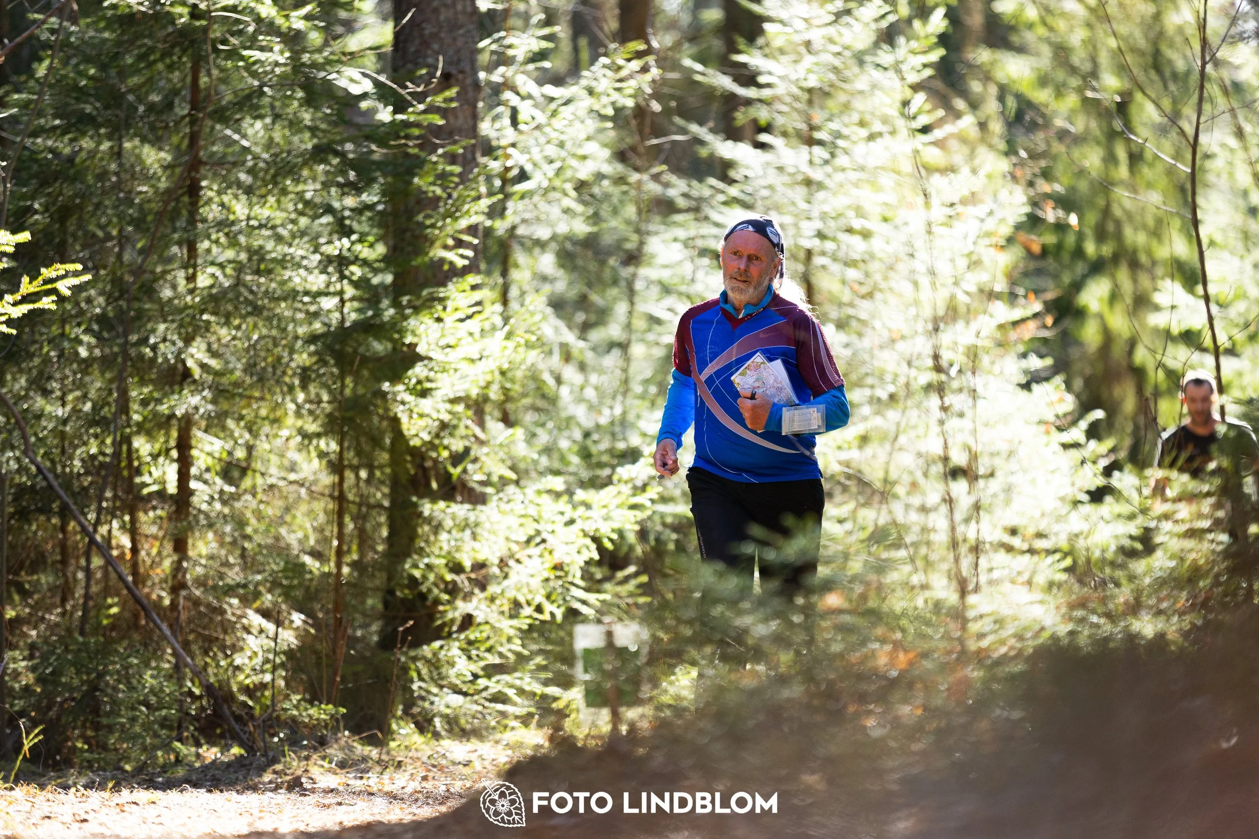 Orienteering competition scene from Nyköpingsorienteringen 2026 in Sweden’s natural forest environment, captured by Foto Lindblom.