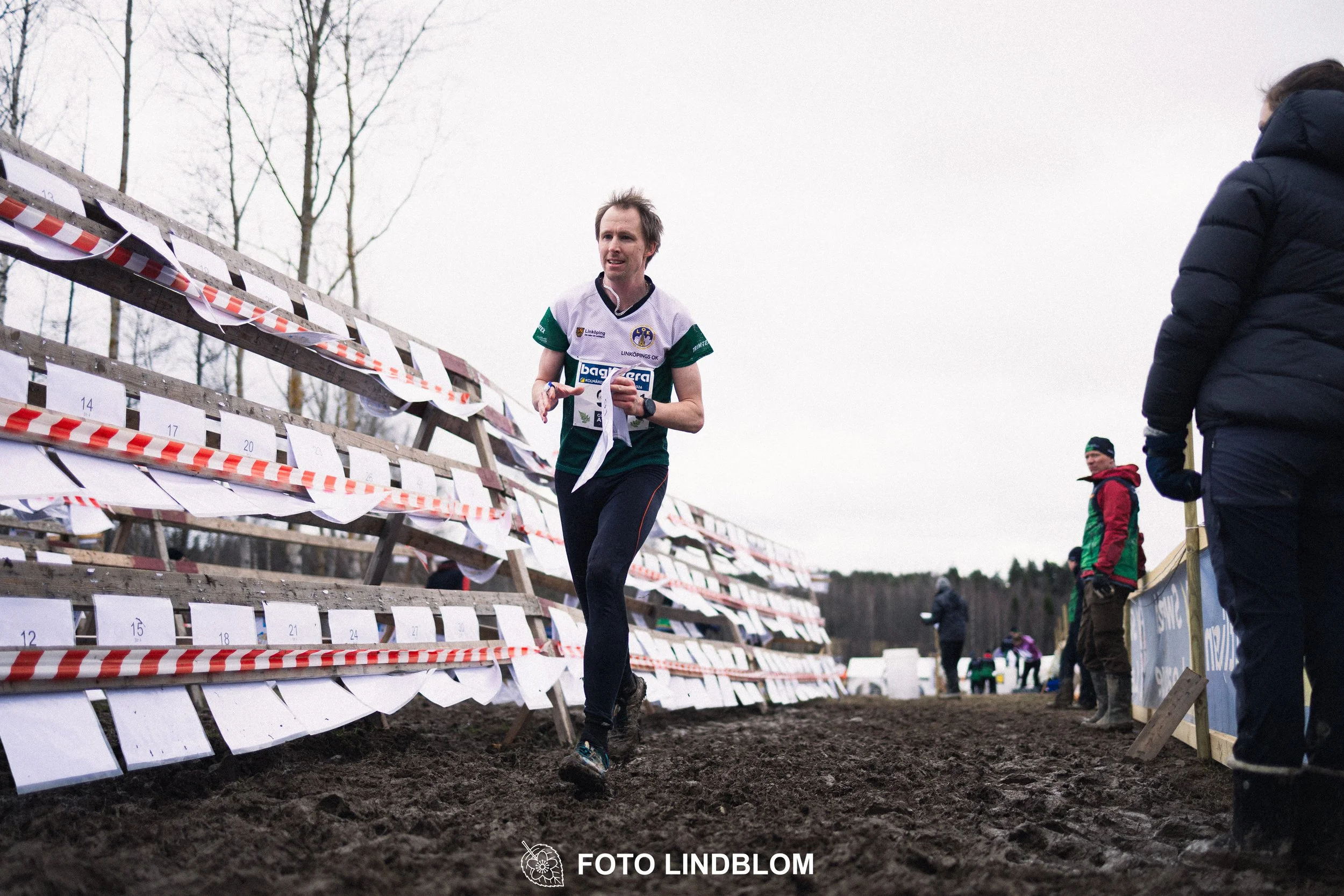 A photo from a relay race in Kolmården during the Swedish orienteering season 2026, captured by Foto Lindblom.
