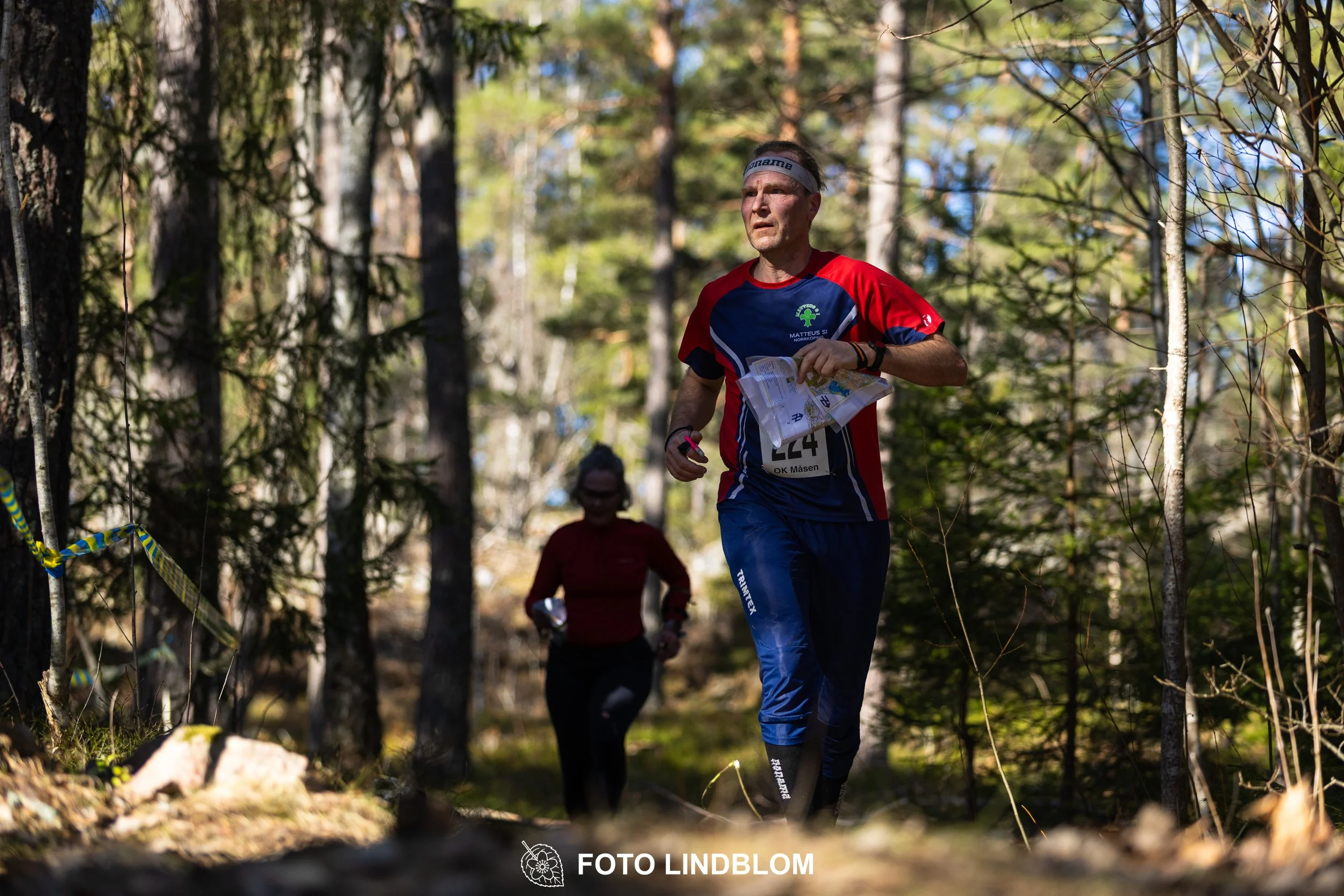 Orienteering relay race at Måsenstafetten 2026, featuring club teams navigating with map and compass, captured by Foto Lindblom.
