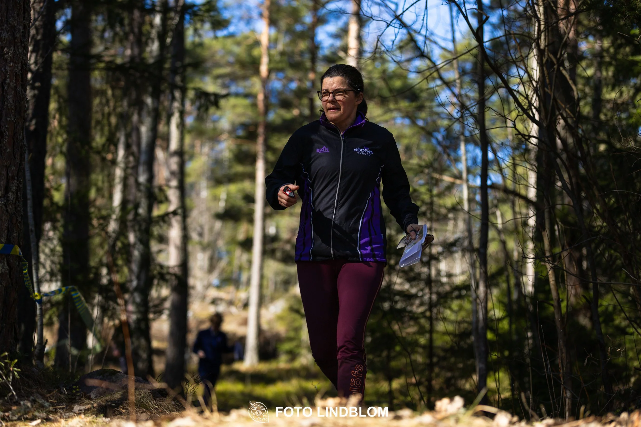 Swedish orienteering relay event Måsenstafetten 2026, with teams racing through forest terrain, captured by Foto Lindblom.