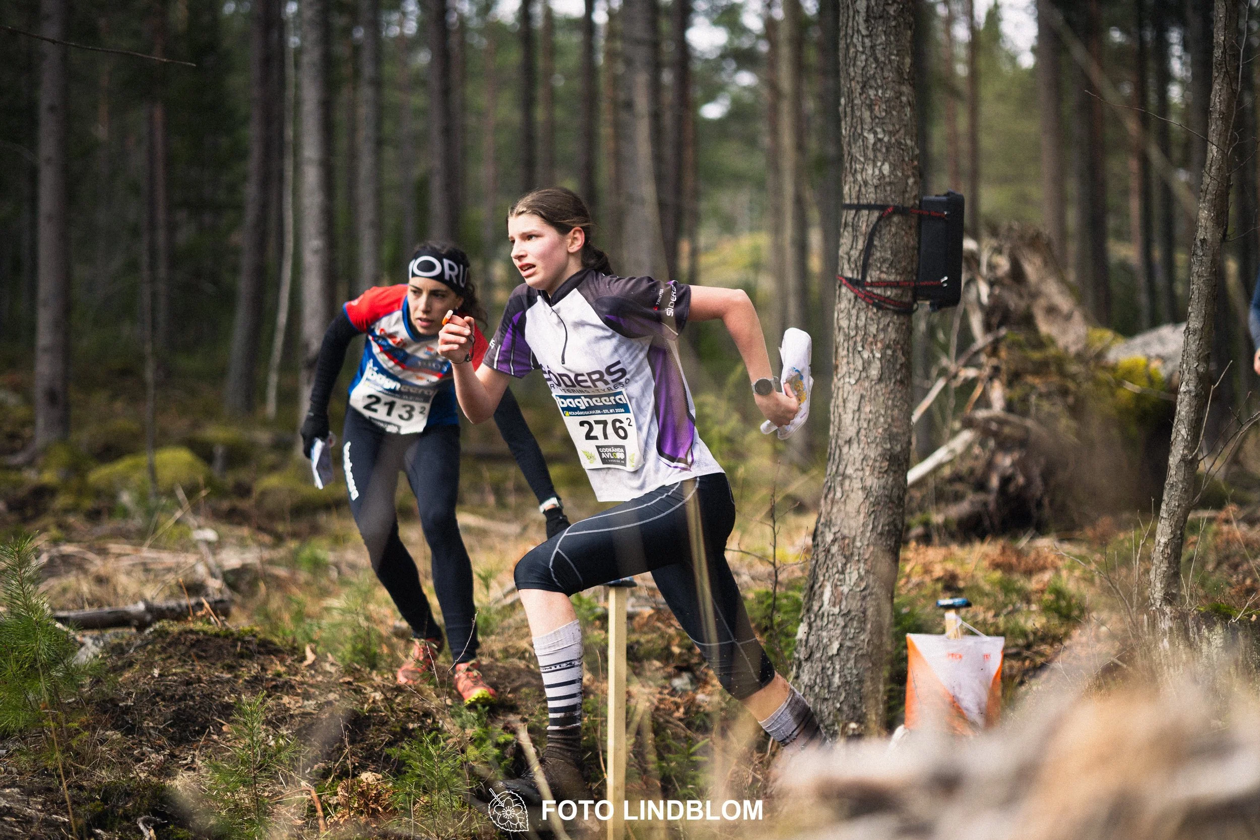 A photo from a Swedish relay orienteering event in Kolmården 2026, captured by Foto Lindblom.