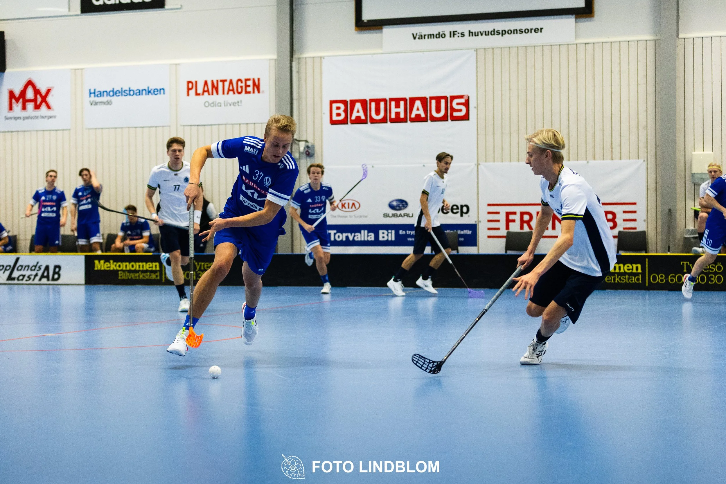 Images of people playing floorball wearing Värmdö IF and FBC Sollentuna team gear. 