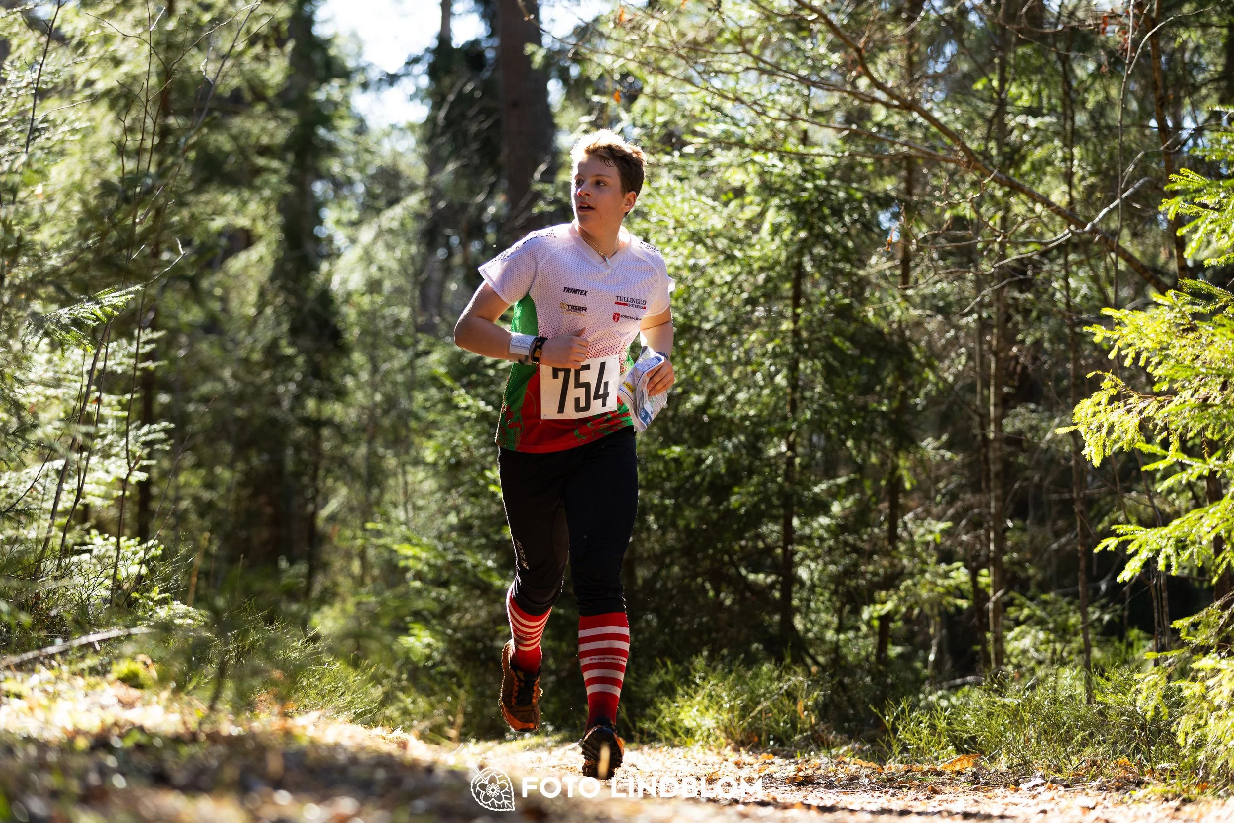 Orienteering competition scene from Nyköpingsorienteringen 2026 in Sweden’s natural forest environment, captured by Foto Lindblom.