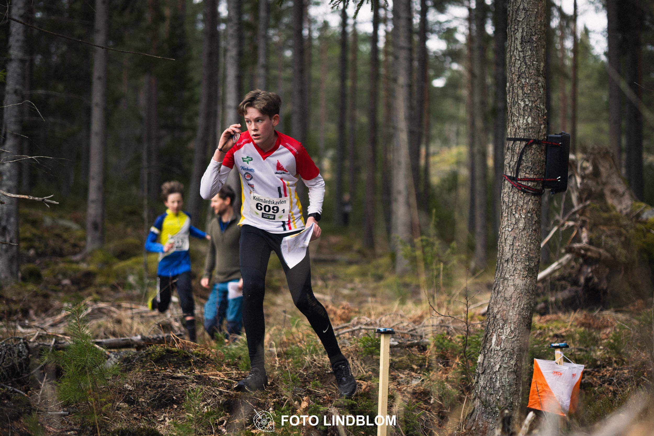 A photo from a Swedish relay orienteering event in Kolmården 2026, captured by Foto Lindblom.