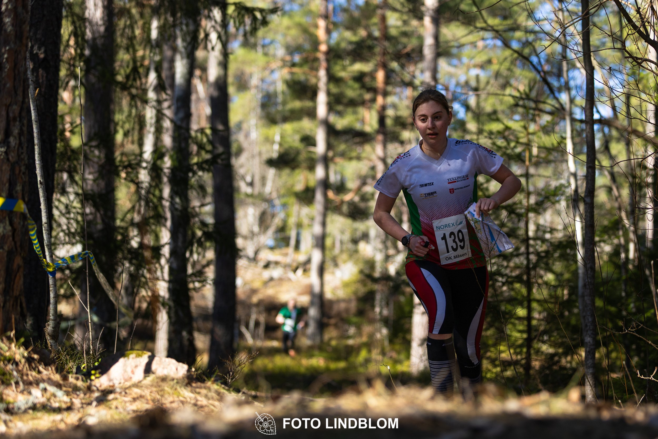 Forest relay orienteering at Måsenstafetten 2026, with teams competing in an endurance event, documented by Foto Lindblom.