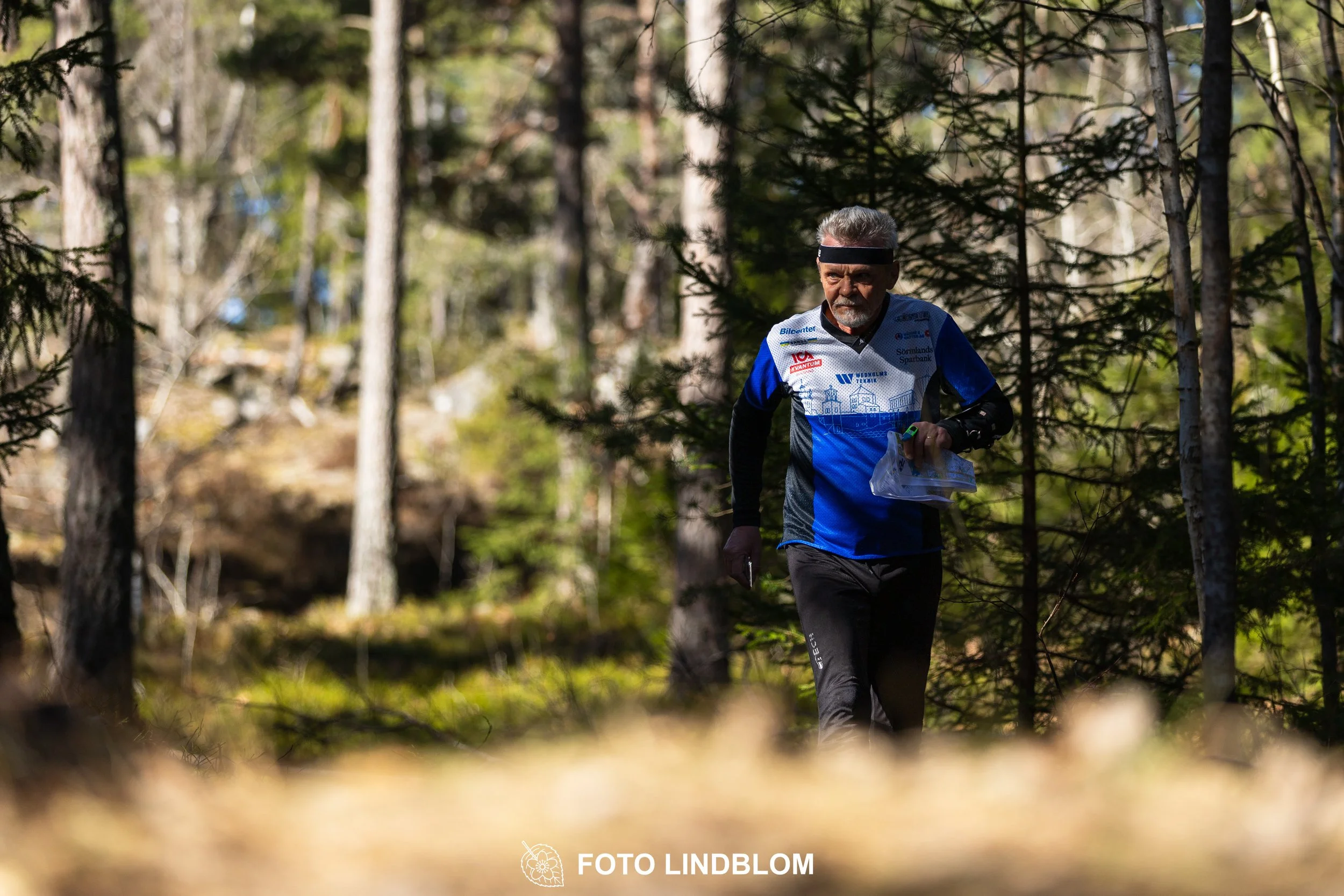 Image from Måsenstafetten 2026 showing orienteering relay teams competing in Swedish forest terrain, taken by Foto Lindblom.