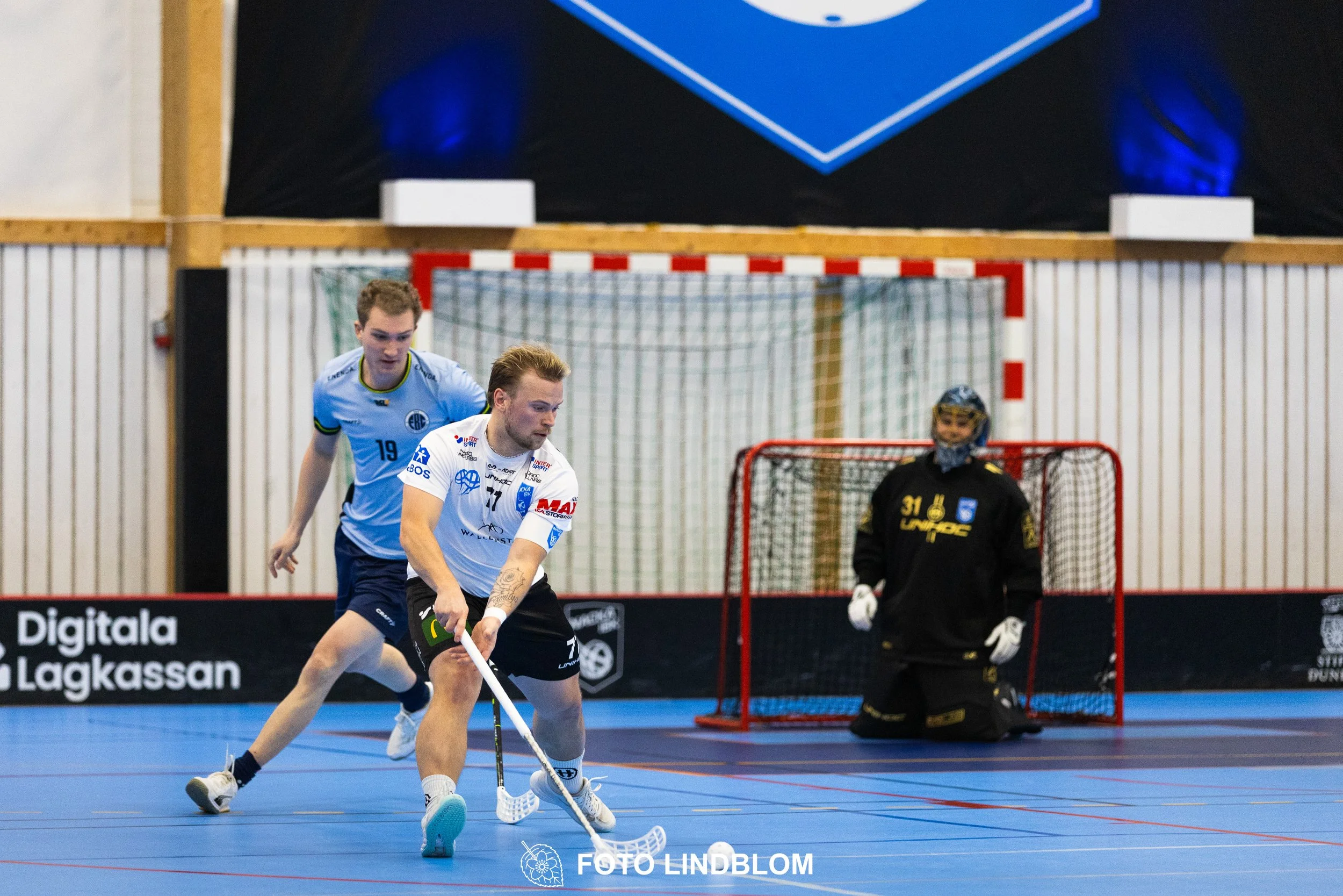 A picture of men playing floorball in Nacka IBK and FBC Sollentuna team gear
