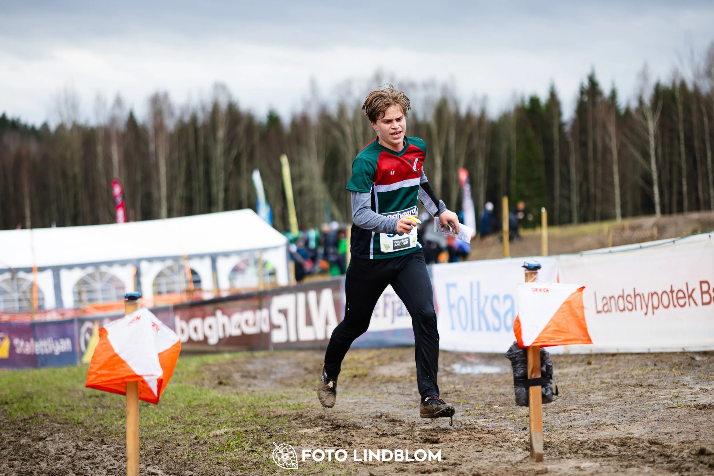 A photo from a Swedish orienteering league race in Kolmården during spring 2026, captured by Foto Lindblom.