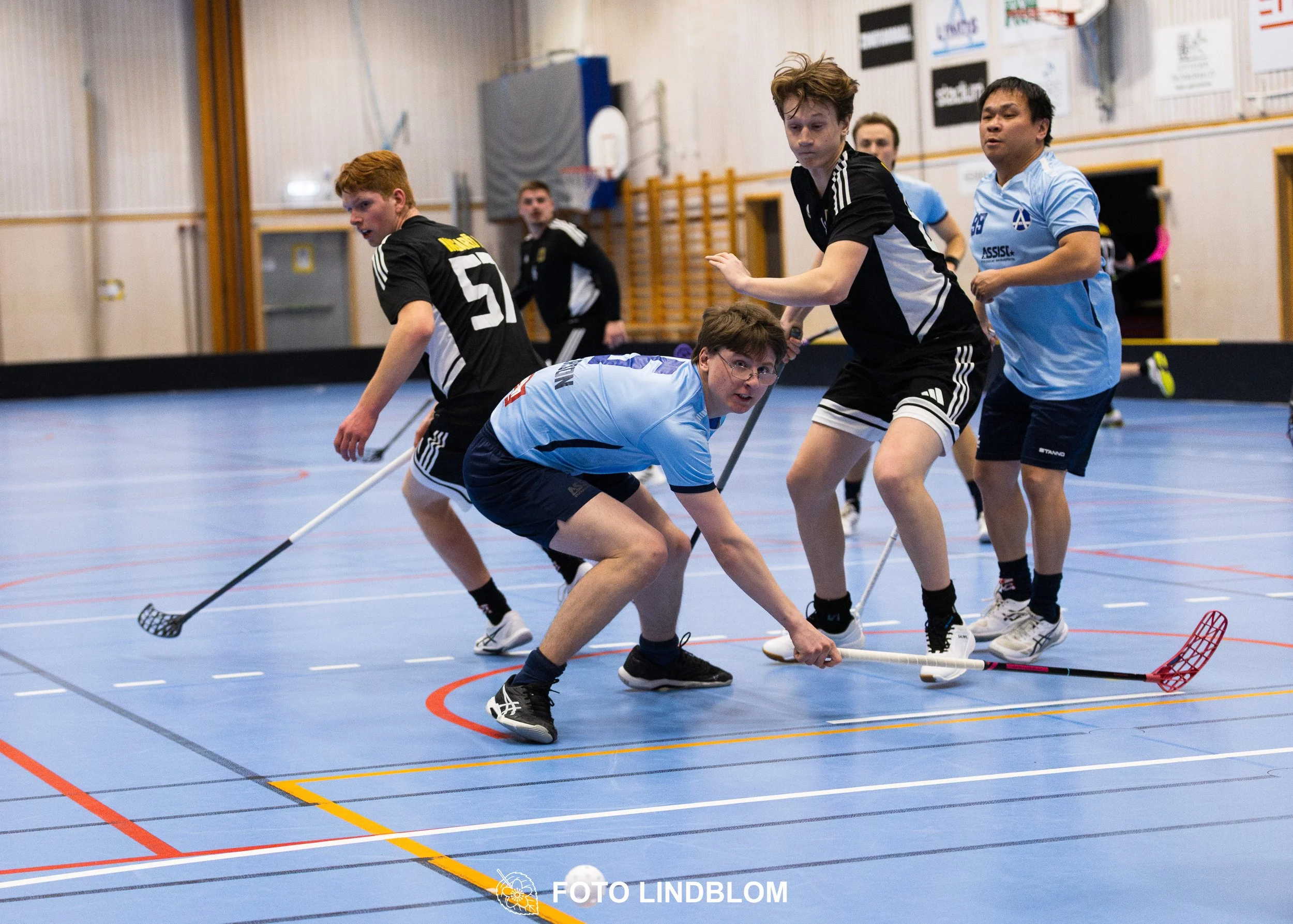 A picture of men playing floorball in Ingarö IF and Älvsjö AIK IBF team gear