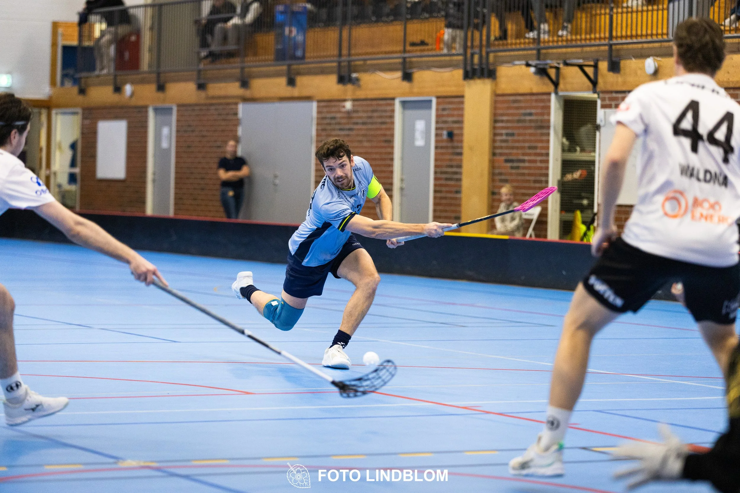 A picture of men playing floorball in Nacka IBK and FBC Sollentuna team gear
