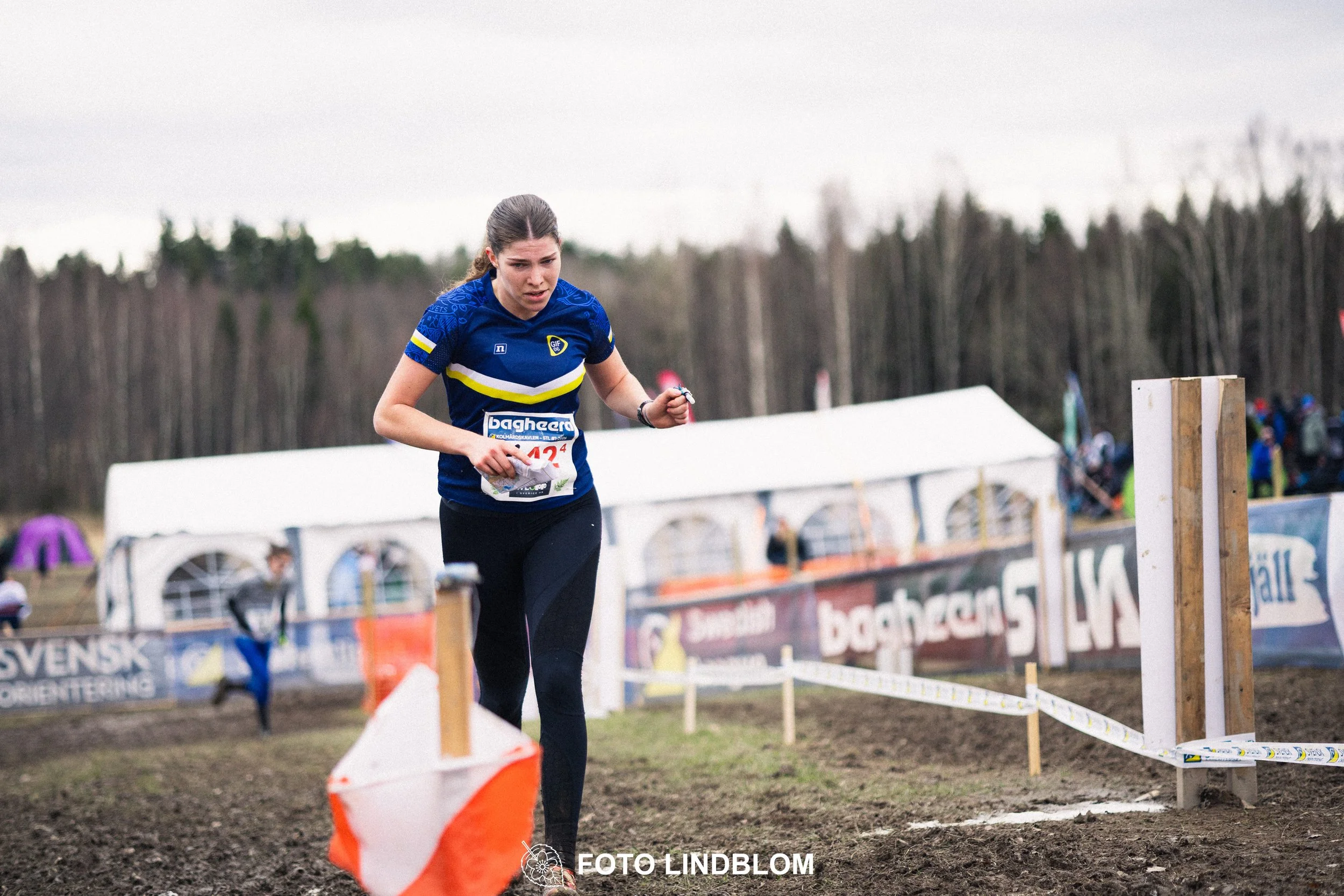 A photo from a relay orienteering competition in Kolmården during the 2026 Stafettligan season, captured by Foto Lindblom.
