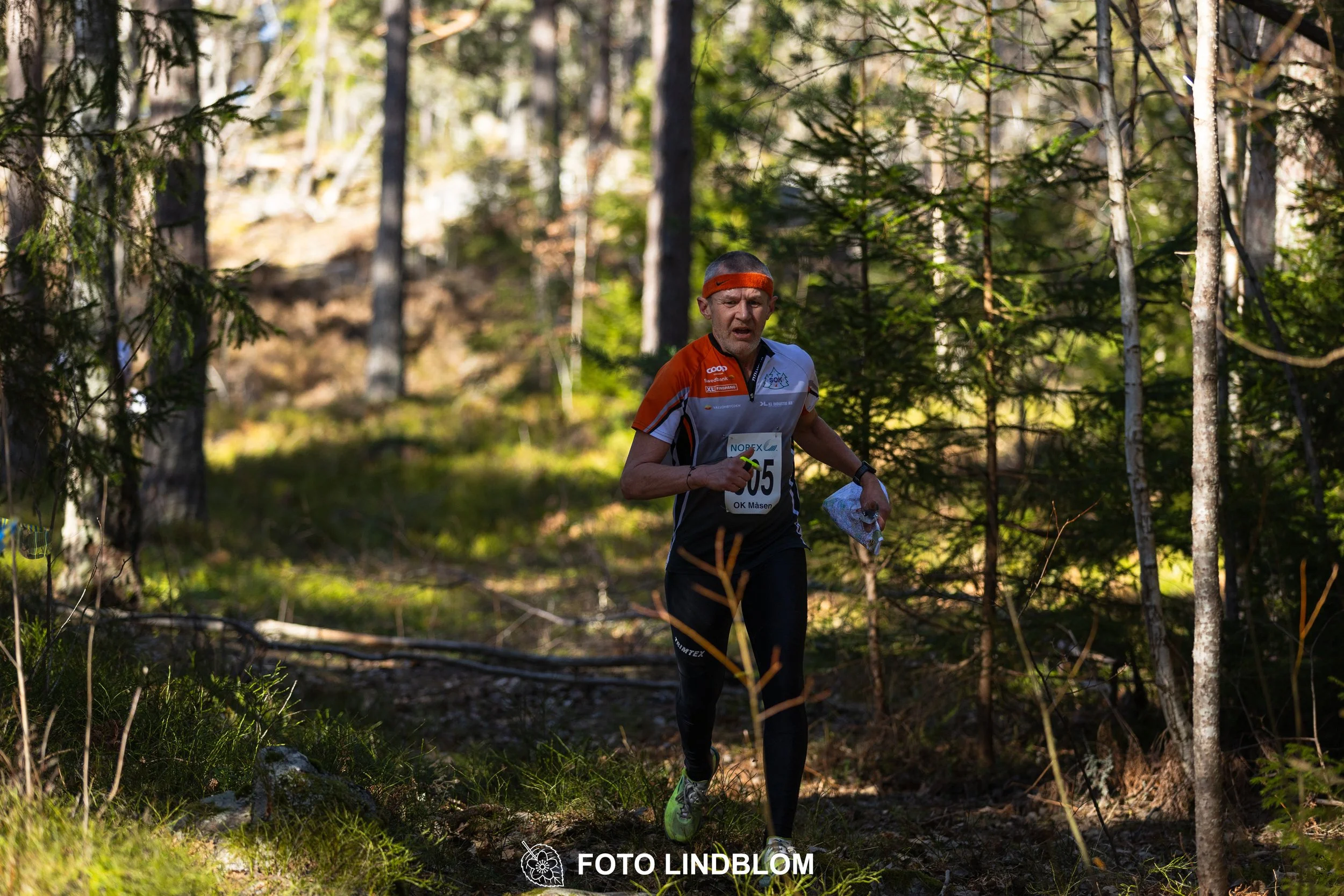 Forest relay orienteering at Måsenstafetten 2026, with teams competing in an endurance event, documented by Foto Lindblom.