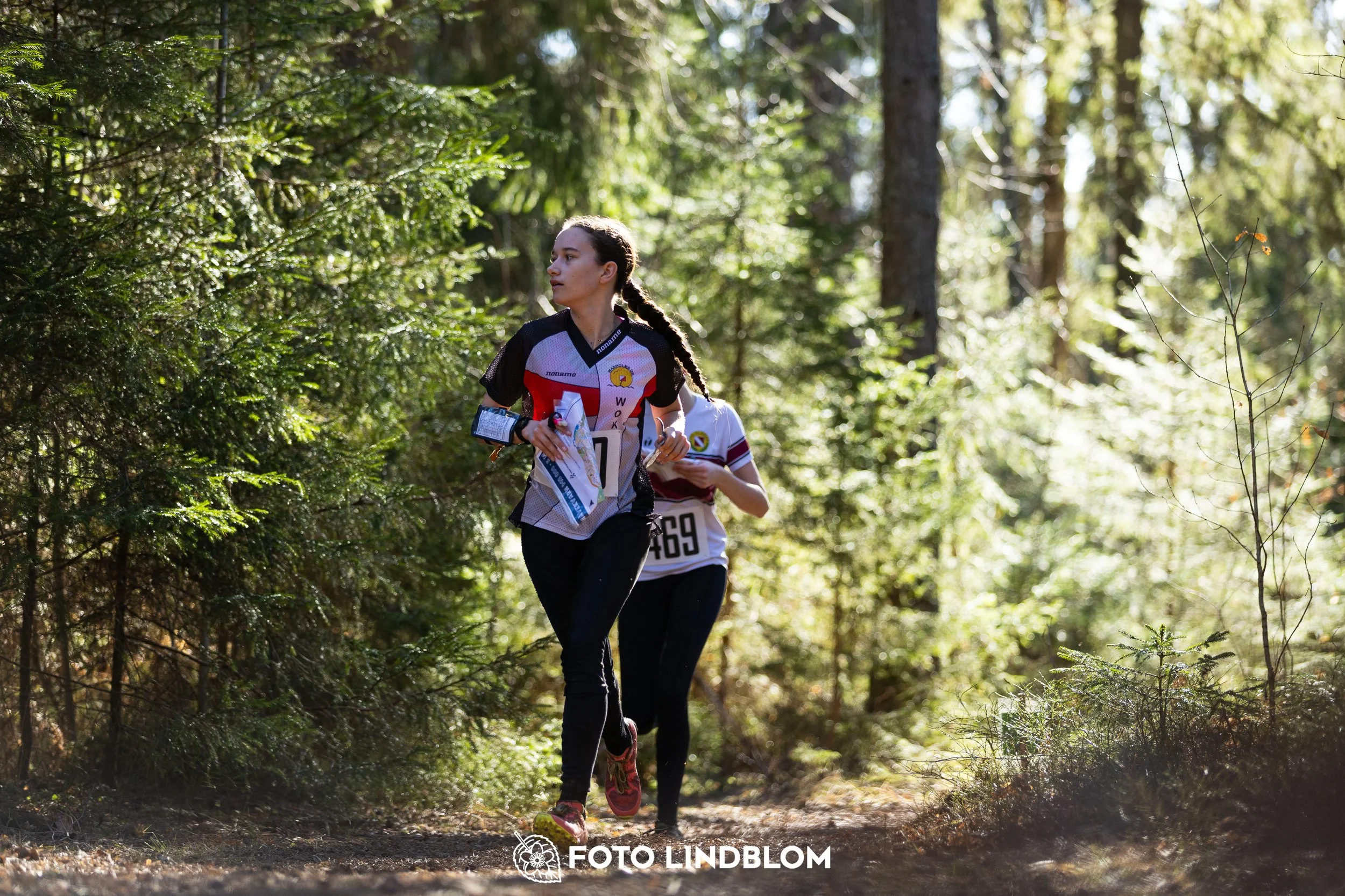 An image from Nyköpingsorienteringen 2026 featuring orienteers in a wooded landscape, shot by Foto Lindblom.