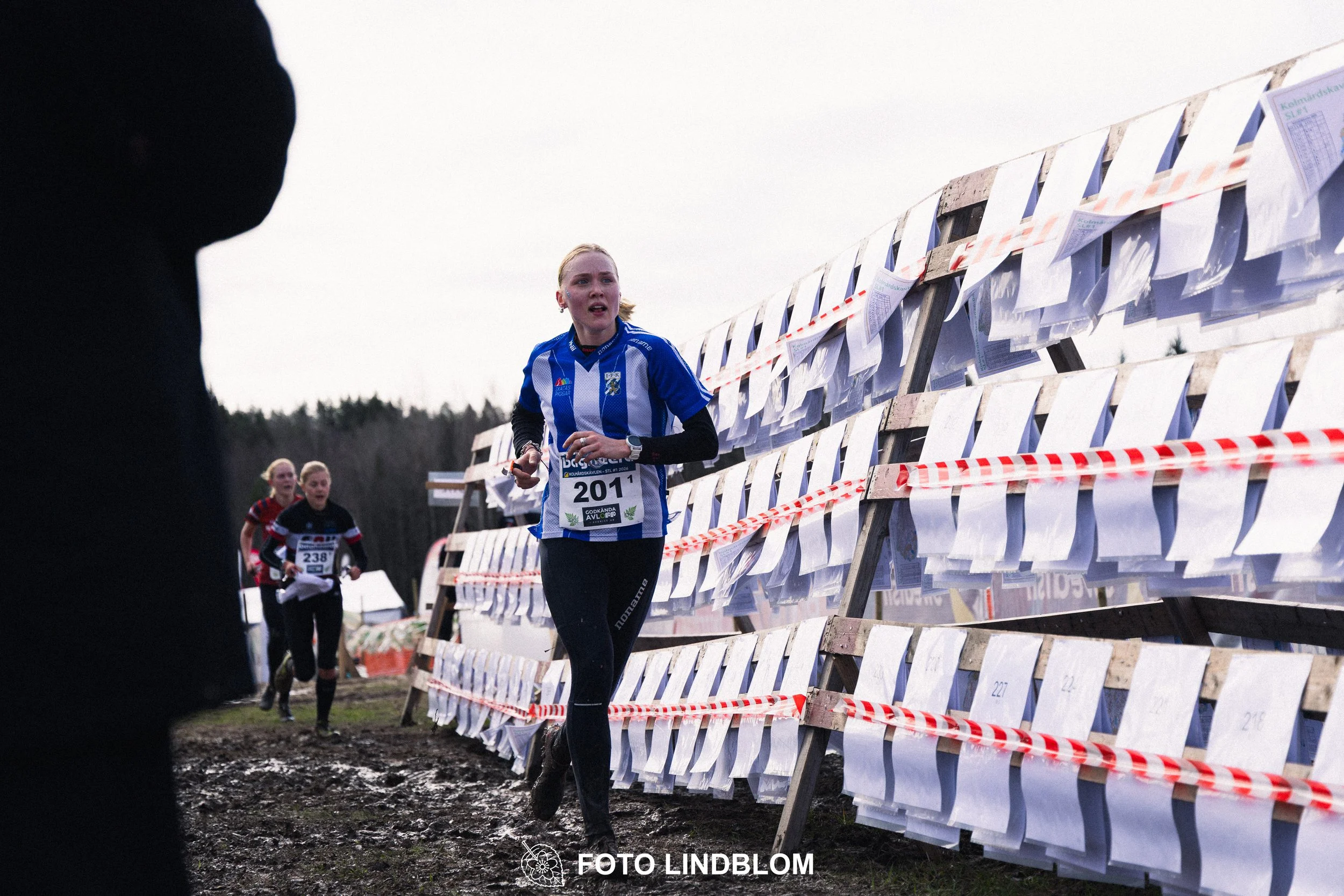 A photo from a relay orienteering competition in Kolmården during the 2026 Stafettligan season, captured by Foto Lindblom.