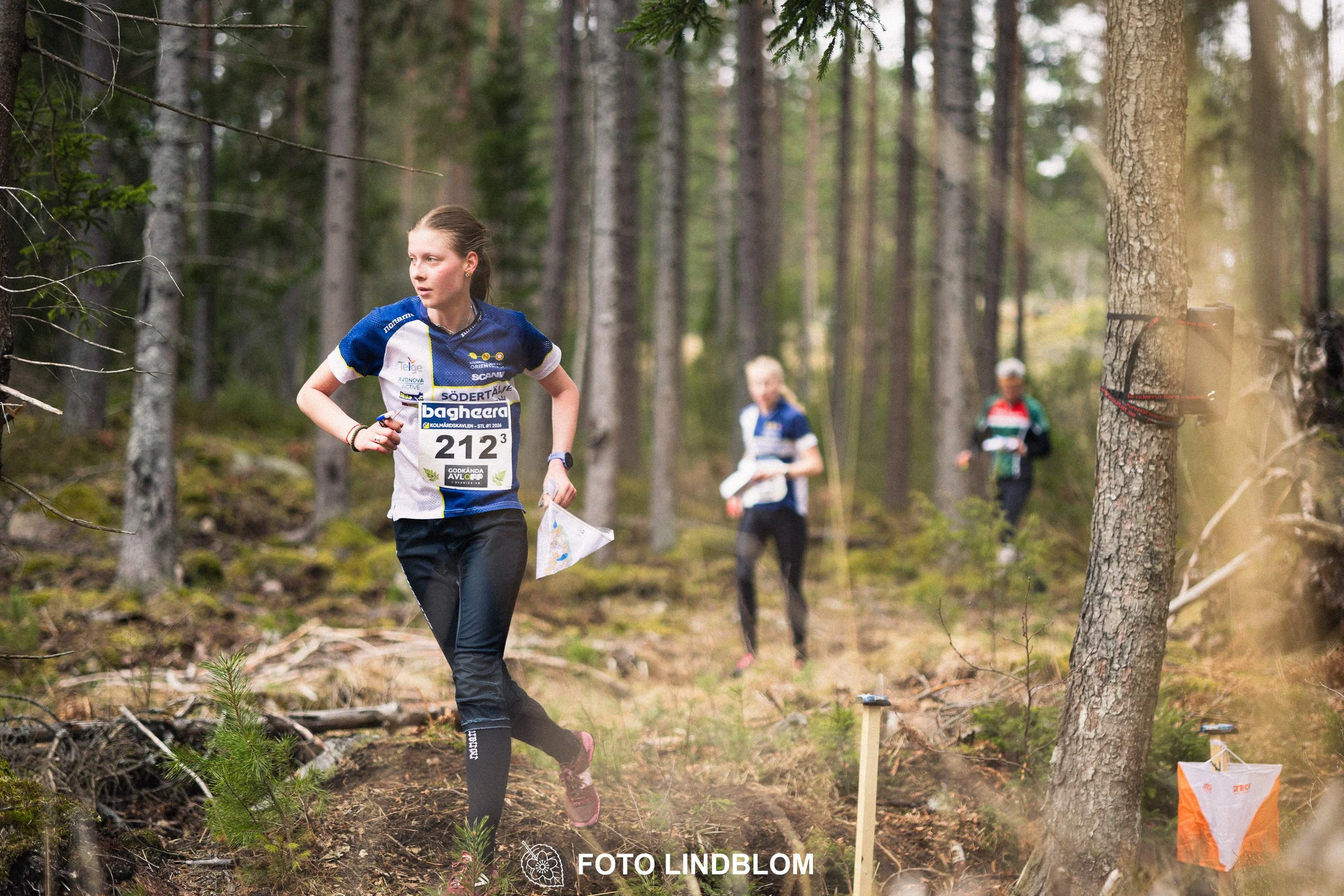 A scene from Kolmårdskavlen, the opening stage of the Swedish relay league 2026, captured by Foto Lindblom.