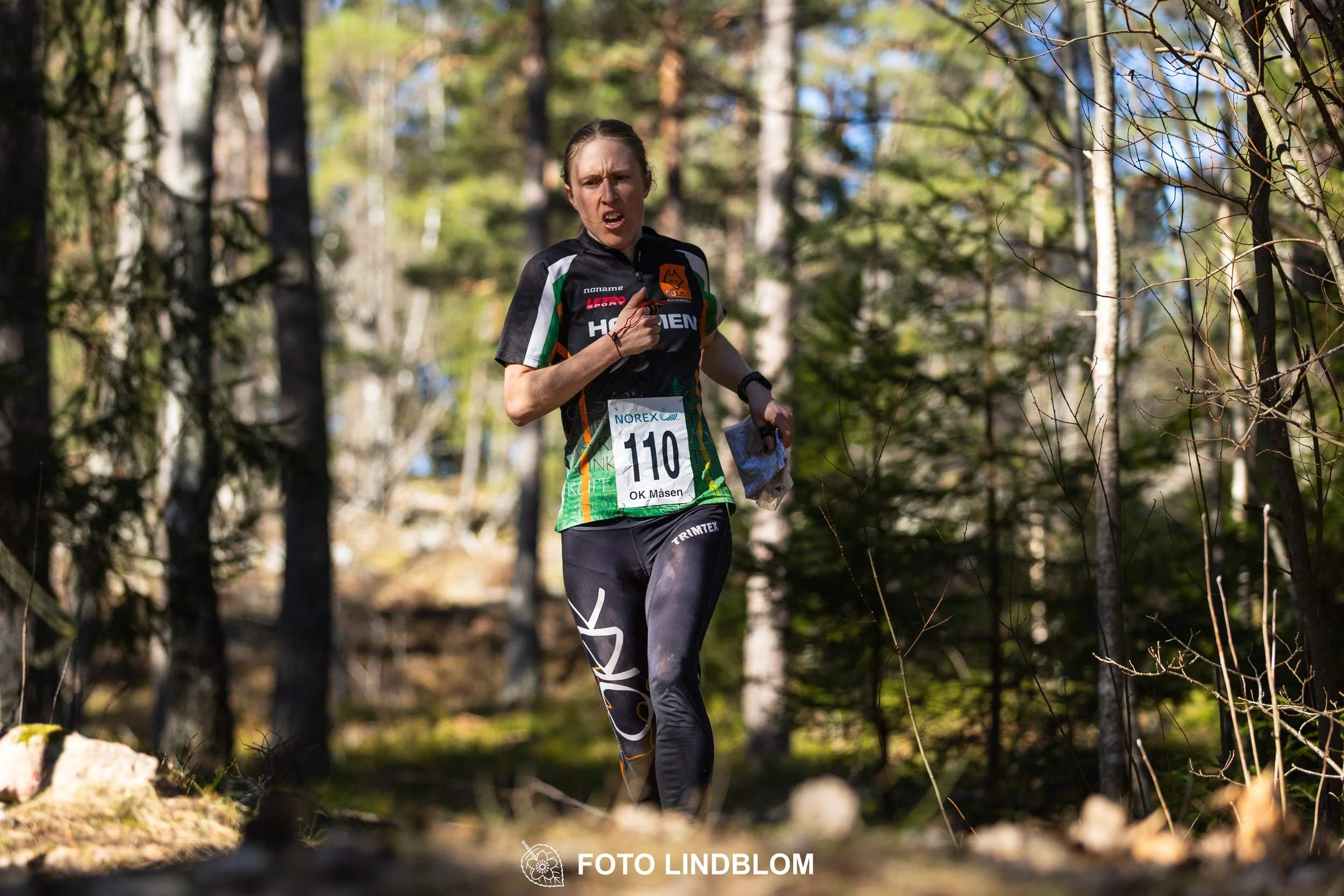 Photo of competitors during the Måsenstafetten 2026 team relay, taken in a wooded landscape by Foto Lindblom.