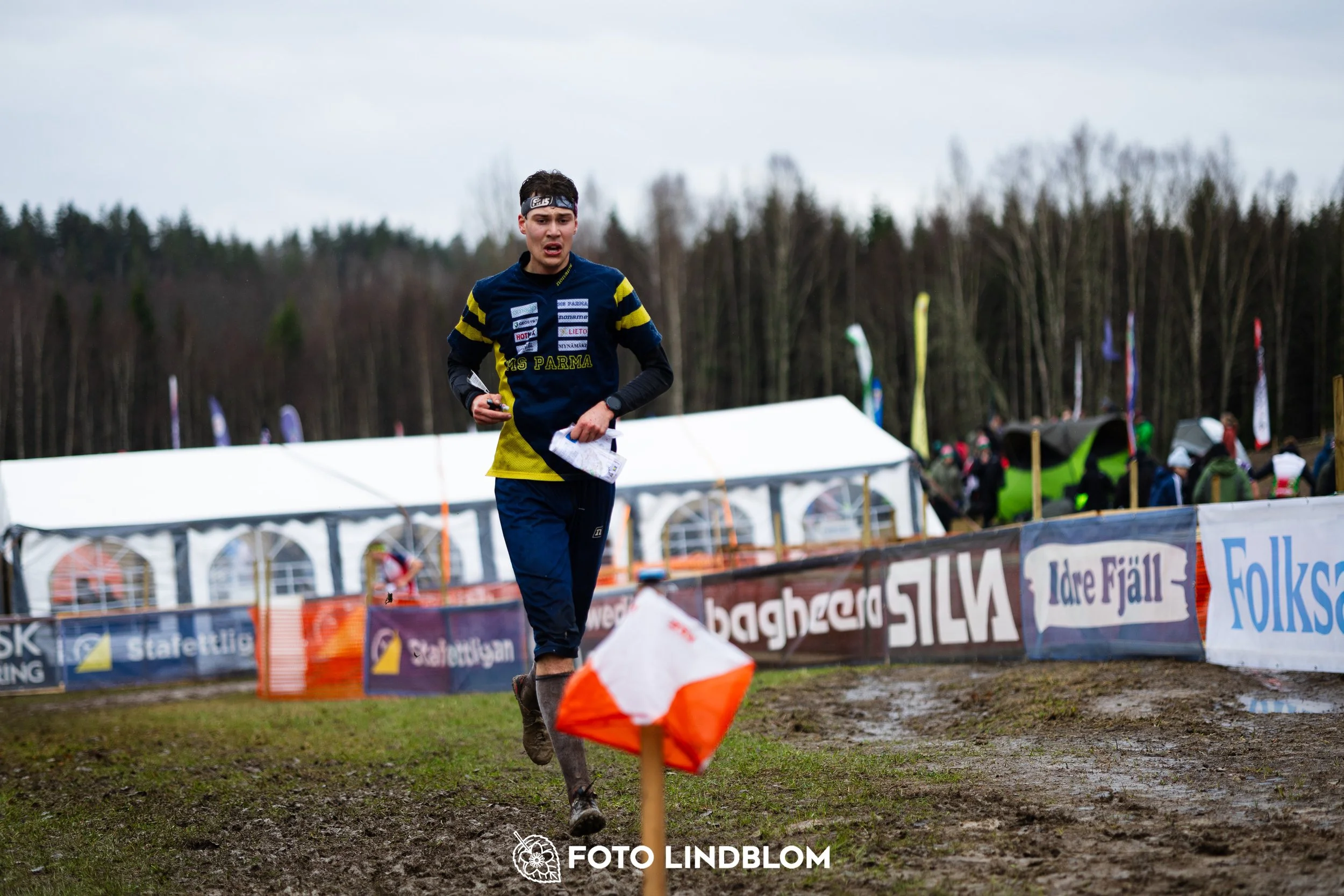 A photo from a Swedish orienteering league race in Kolmården during spring 2026, captured by Foto Lindblom.