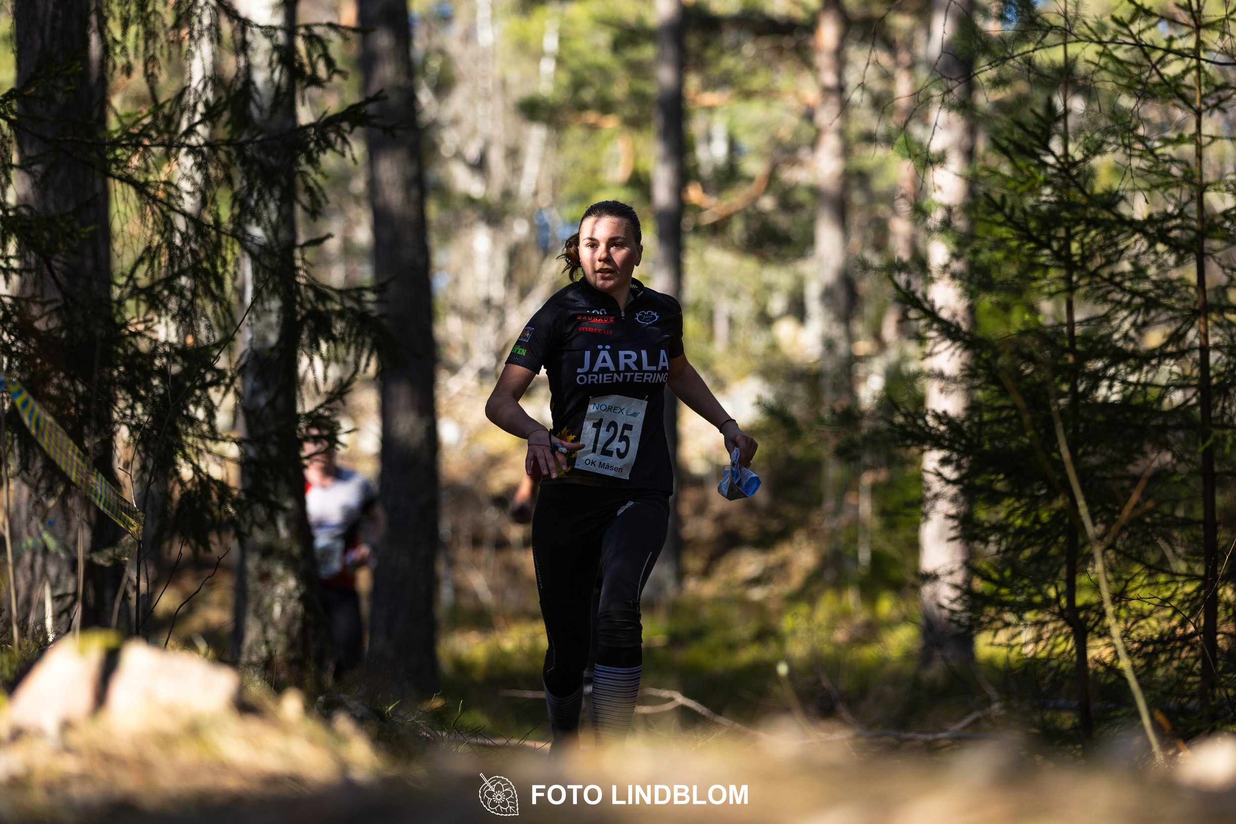 Forest relay orienteering at Måsenstafetten 2026, with teams competing in an endurance event, documented by Foto Lindblom.