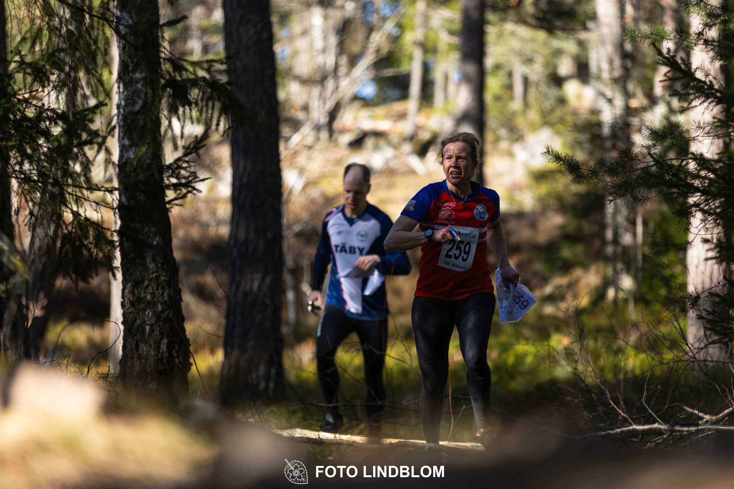 Photo of competitors during the Måsenstafetten 2026 team relay, taken in a wooded landscape by Foto Lindblom.