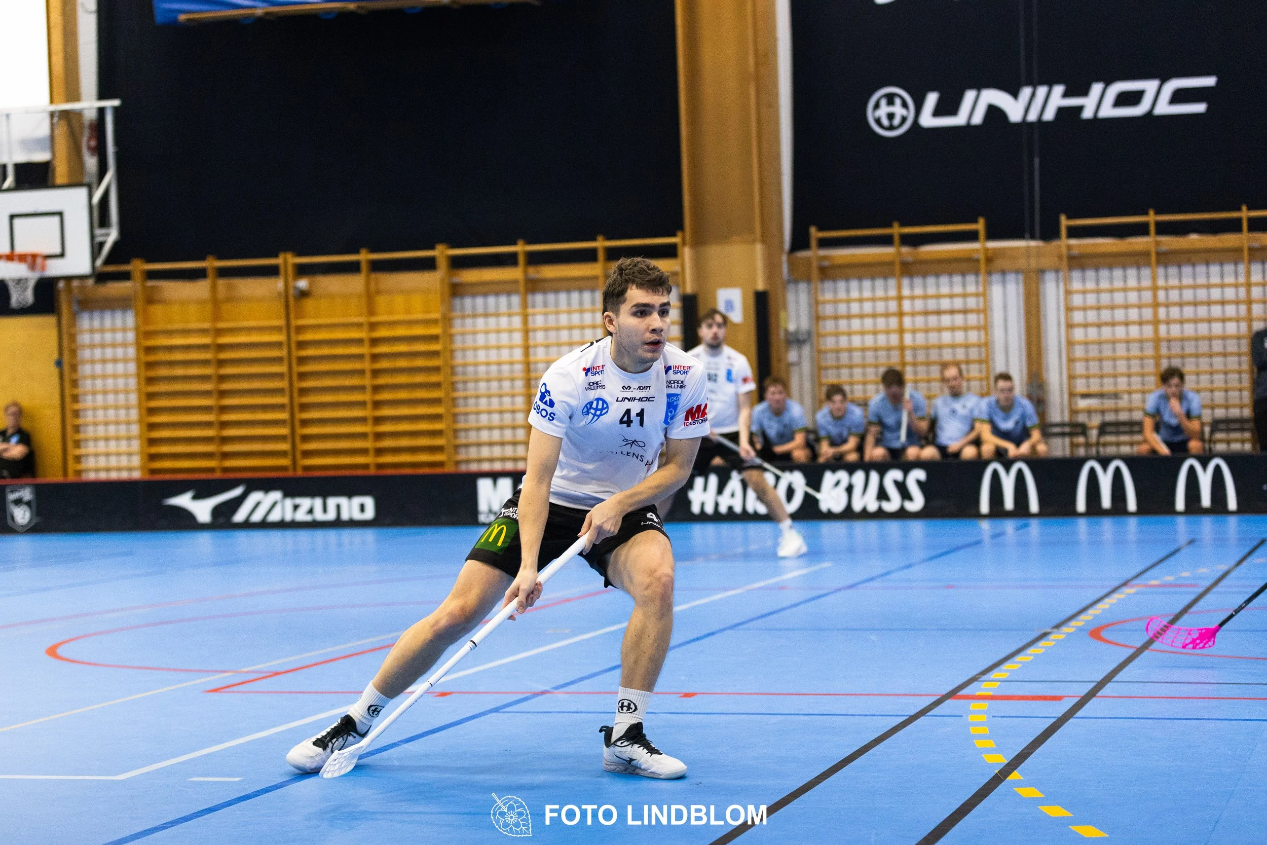 A picture of men playing floorball in Nacka IBK and FBC Sollentuna team gear