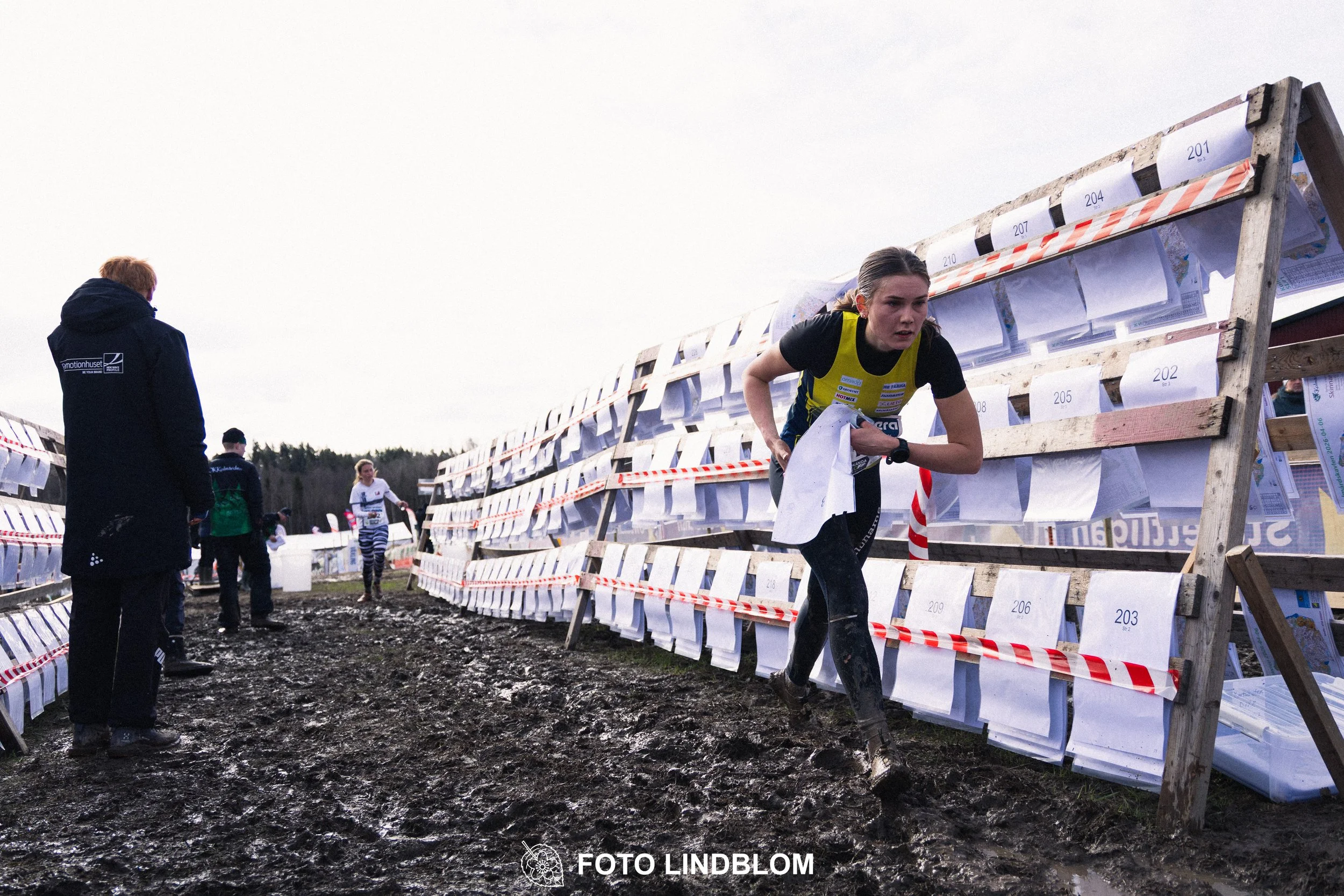 A photo from a relay orienteering competition in Kolmården during the 2026 Stafettligan season, captured by Foto Lindblom.