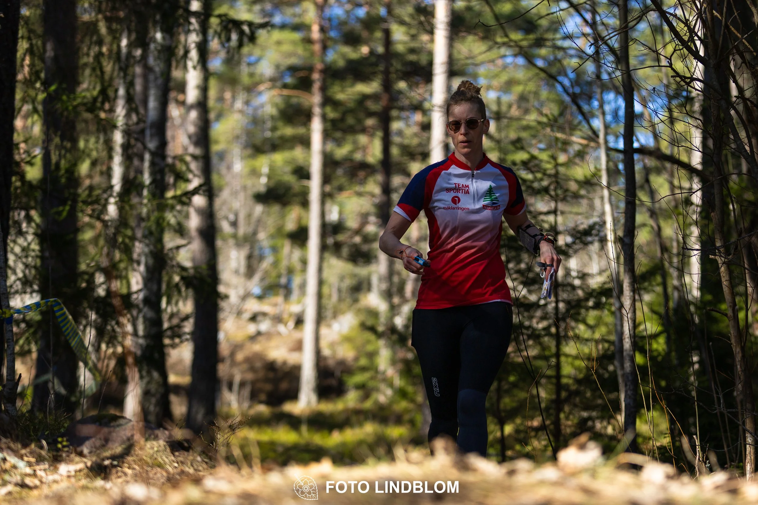 Team relay action at Måsenstafetten 2026, an orienteering competition in forest terrain, photographed by Foto Lindblom.