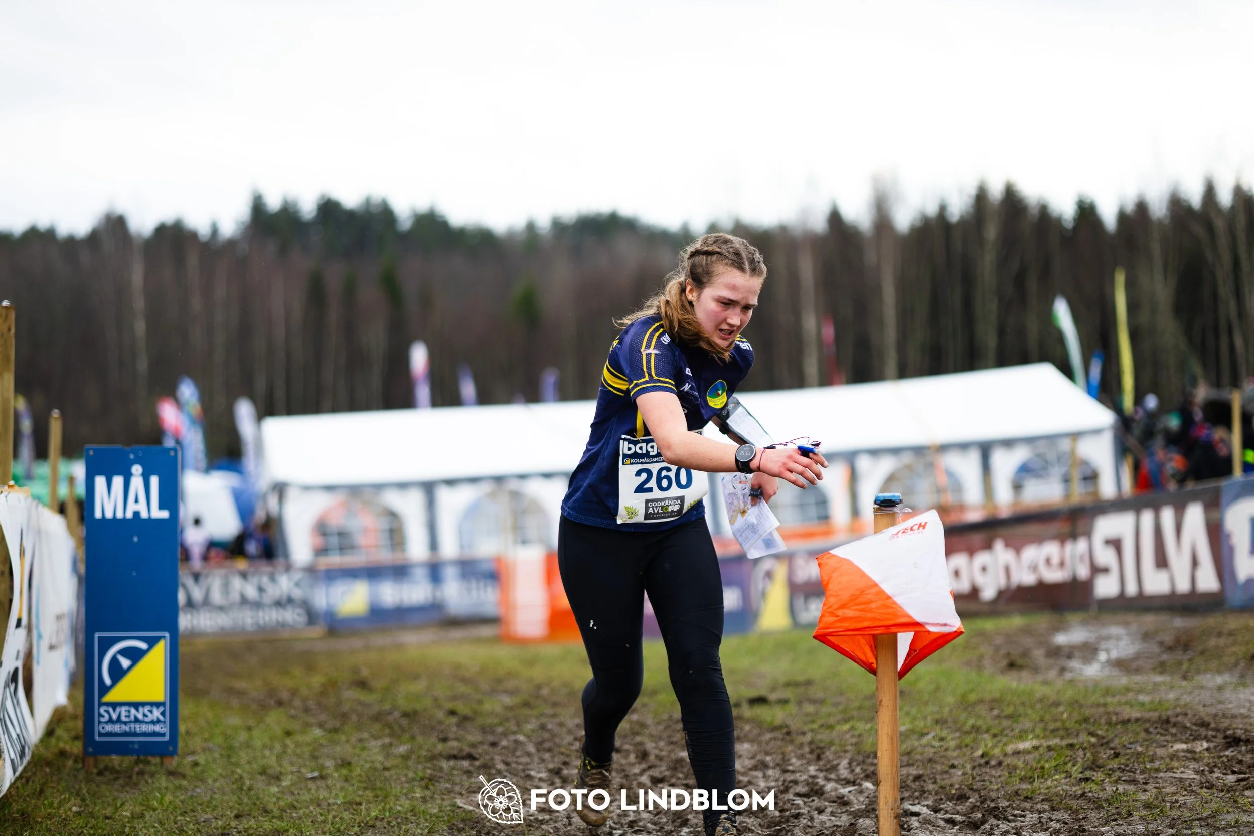 A photo from a Swedish orienteering league race in Kolmården during spring 2026, captured by Foto Lindblom.