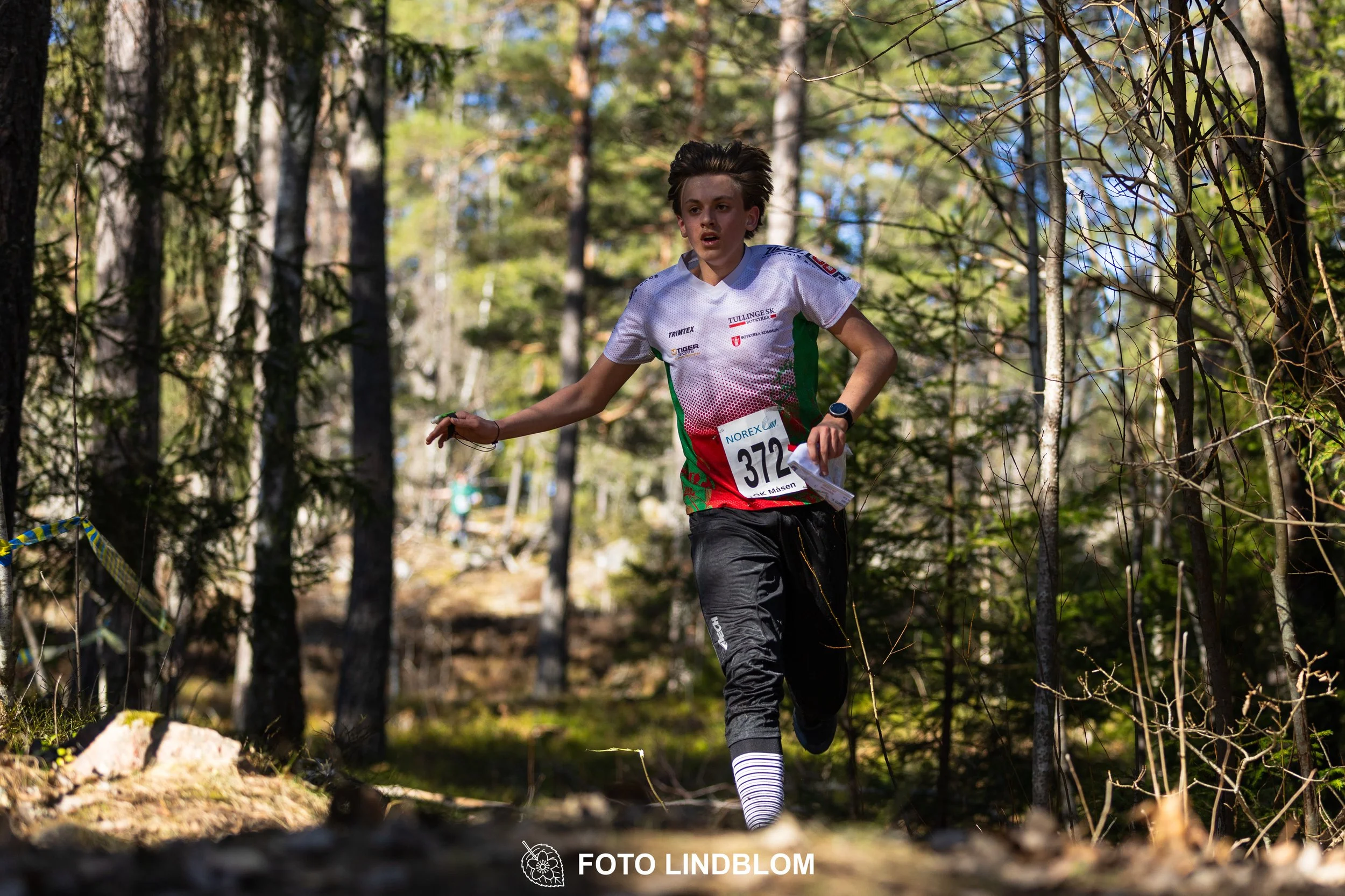 Photo of competitors during the Måsenstafetten 2026 team relay, taken in a wooded landscape by Foto Lindblom.
