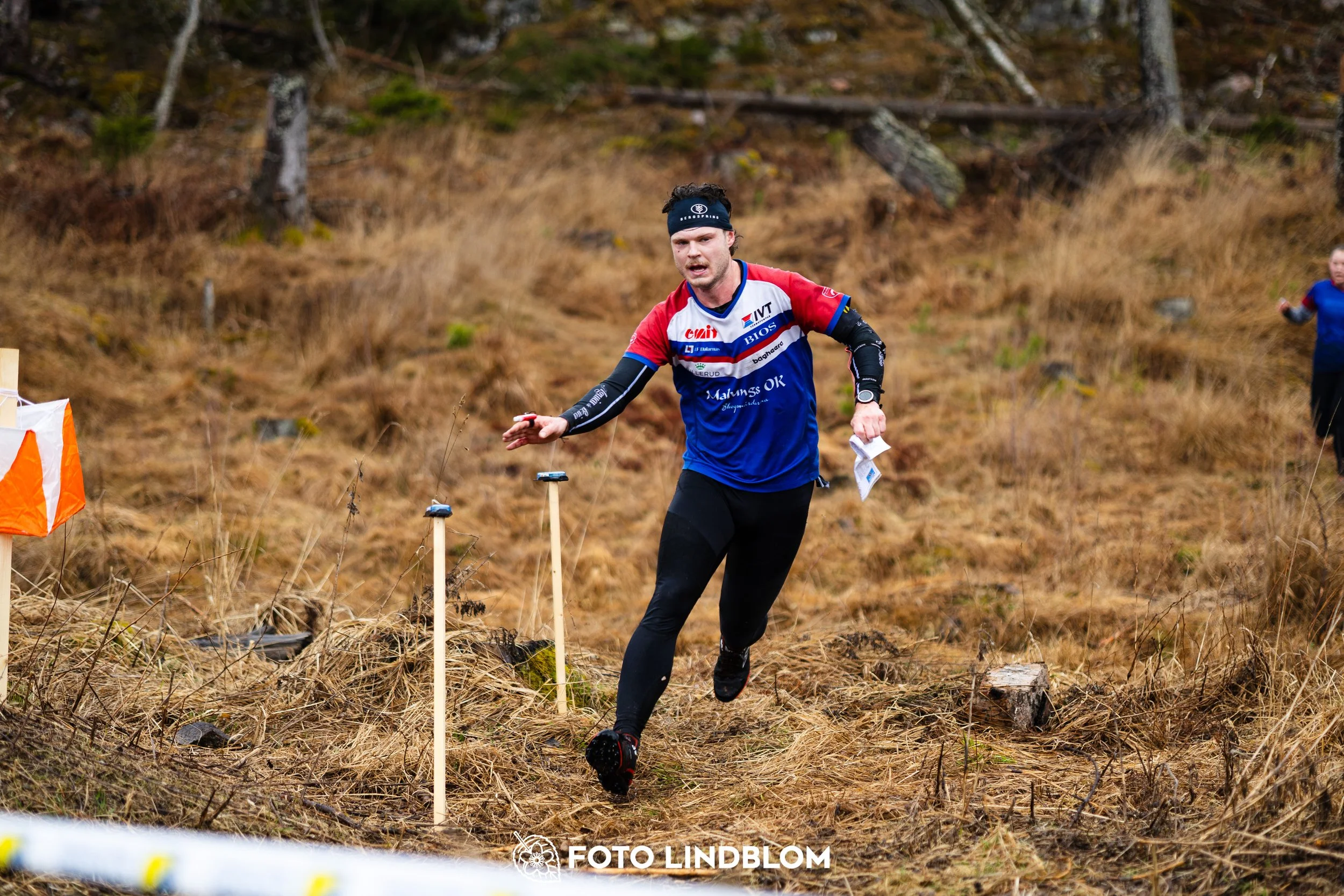 A moment from a middle distance orienteering race in Kolmården during the Swedish League 2026, captured by Foto Lindblom.