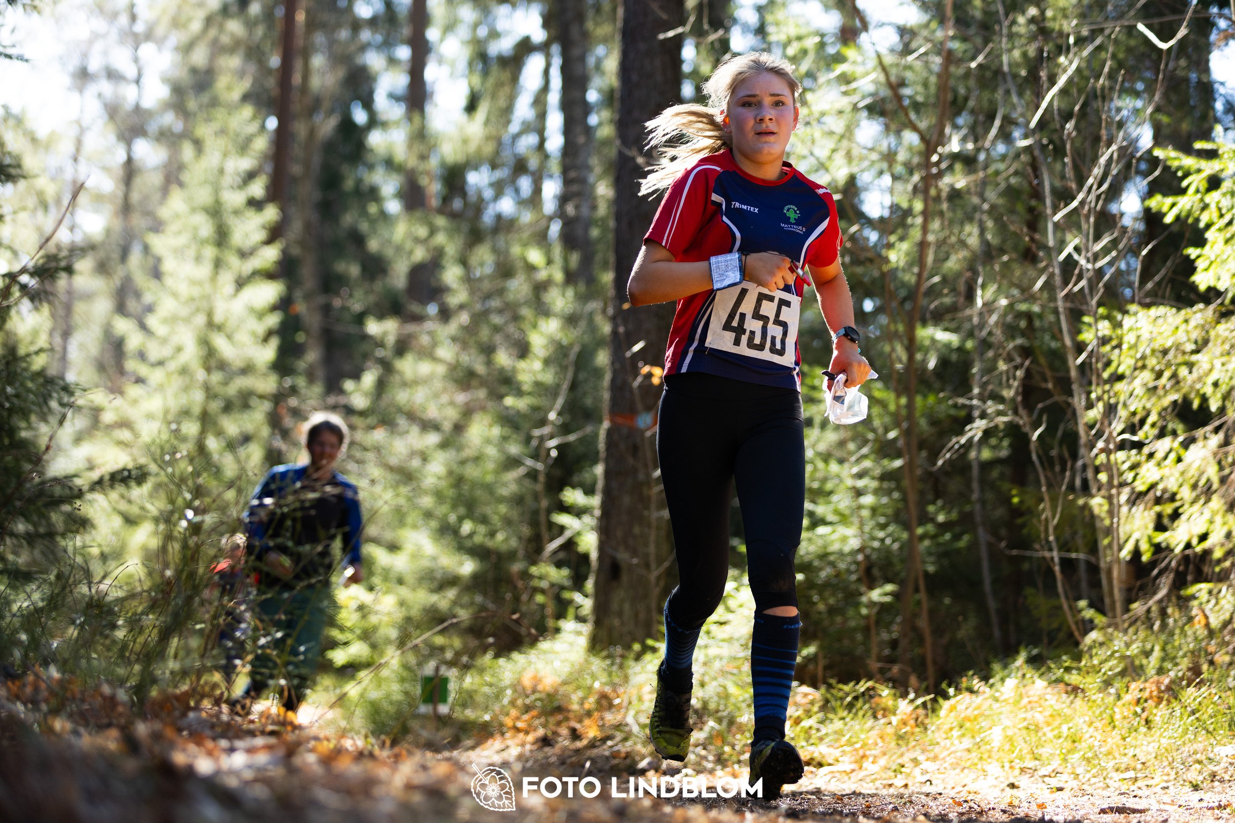 A photo from the 2026 Nyköpingsorienteringen orienteering event in a Swedish forest, captured by Foto Lindblom.