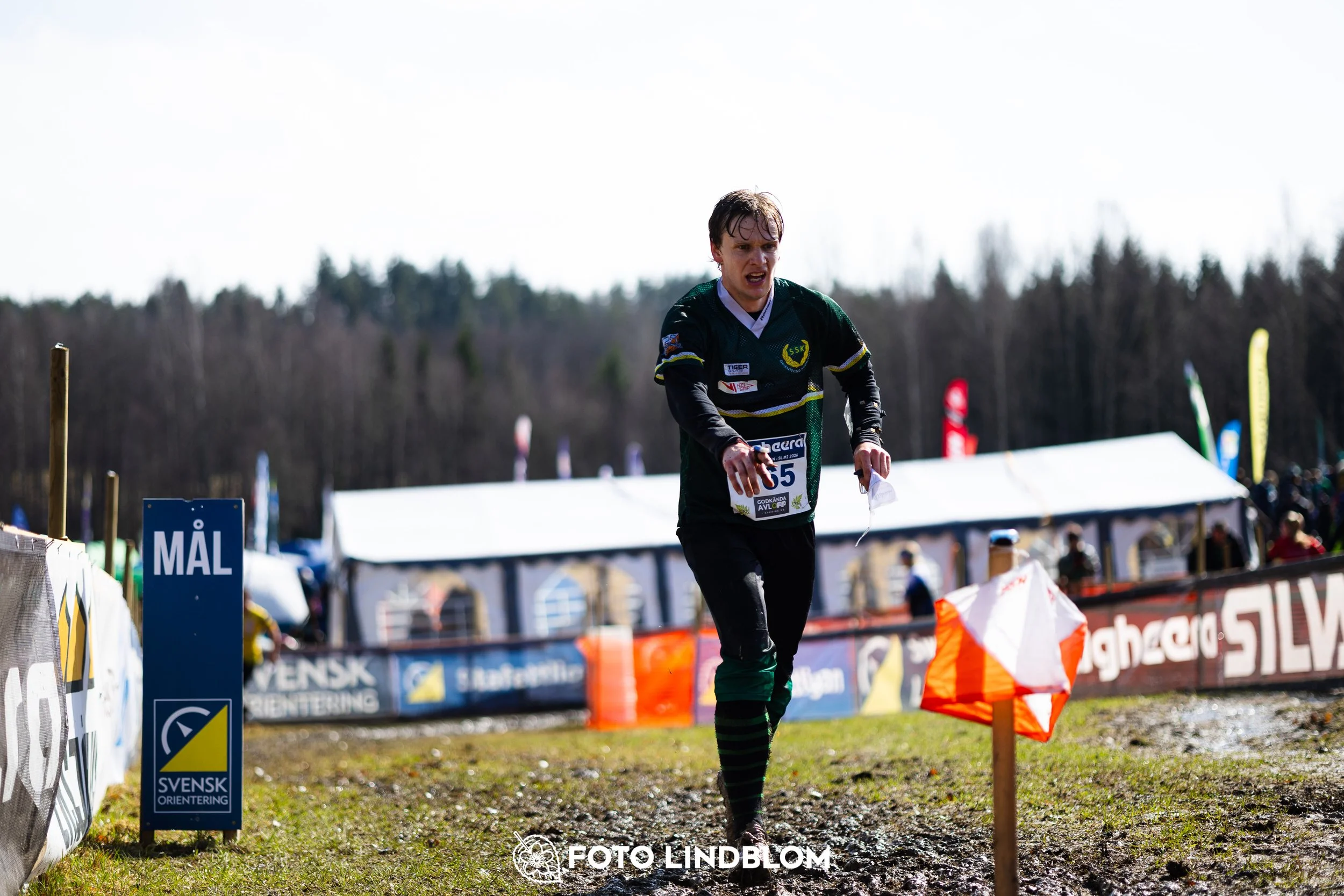 A moment from a middle distance orienteering race in Kolmården during the Swedish League 2026, showing Simon Hector, captured by Foto Lindblom.