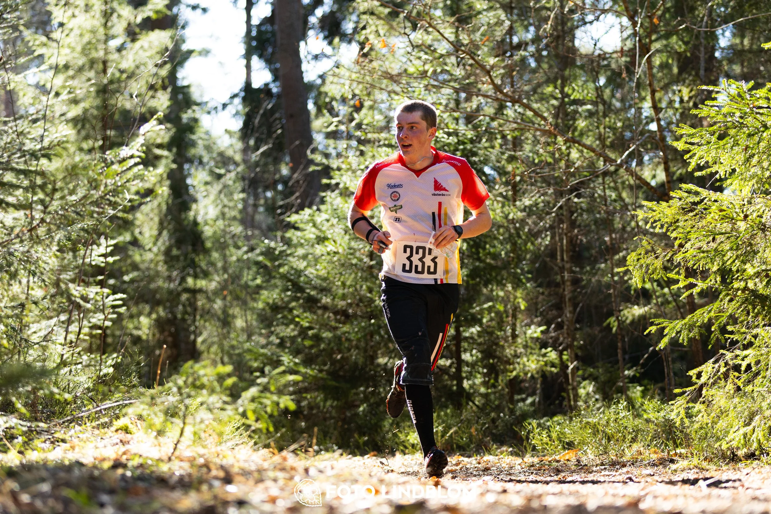 Photo of participants during the 2026 Nyköpingsorienteringen event in Sweden, taken in forest terrain by Foto Lindblom.