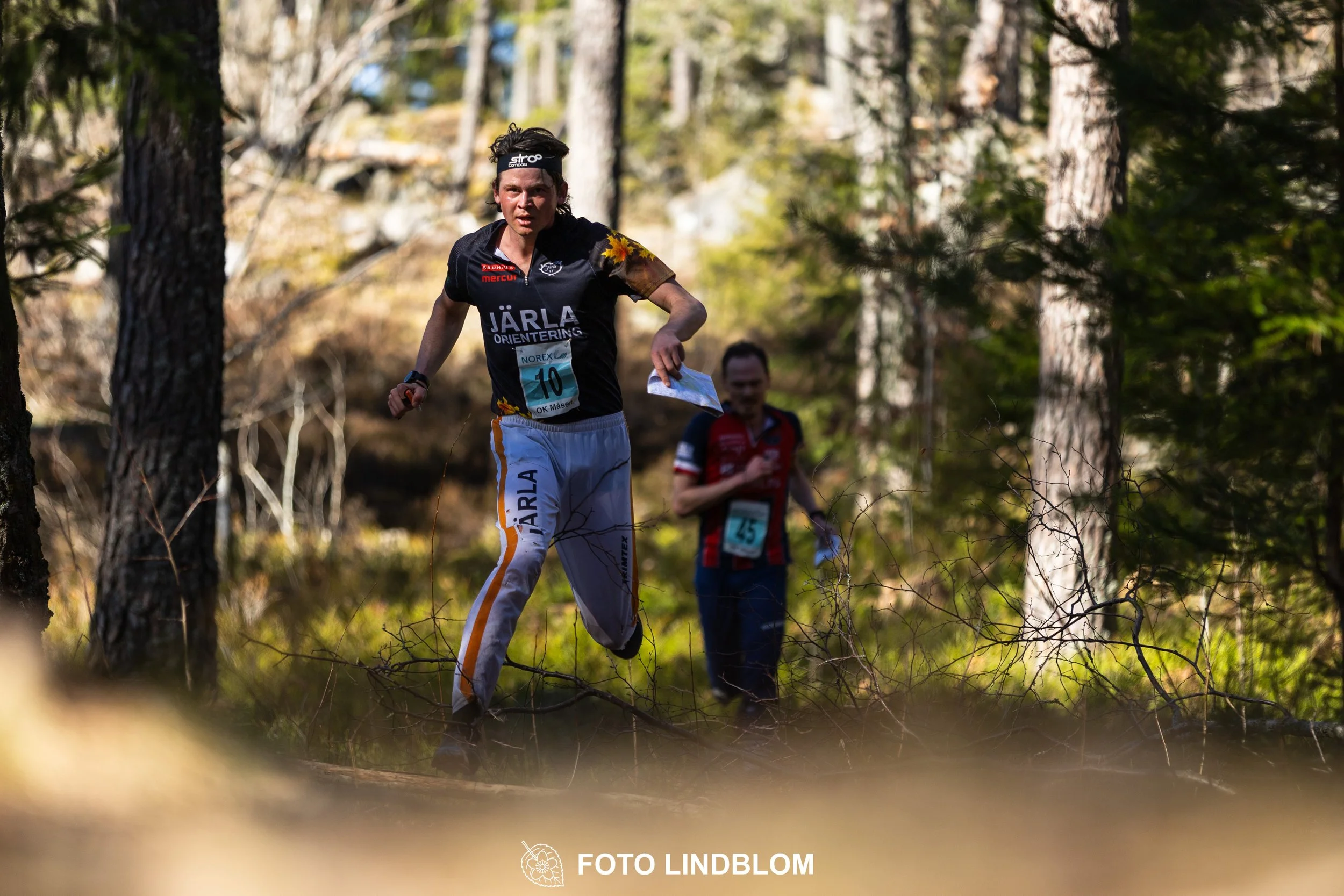 Photo of competitors during the Måsenstafetten 2026 team relay, taken in a wooded landscape by Foto Lindblom.