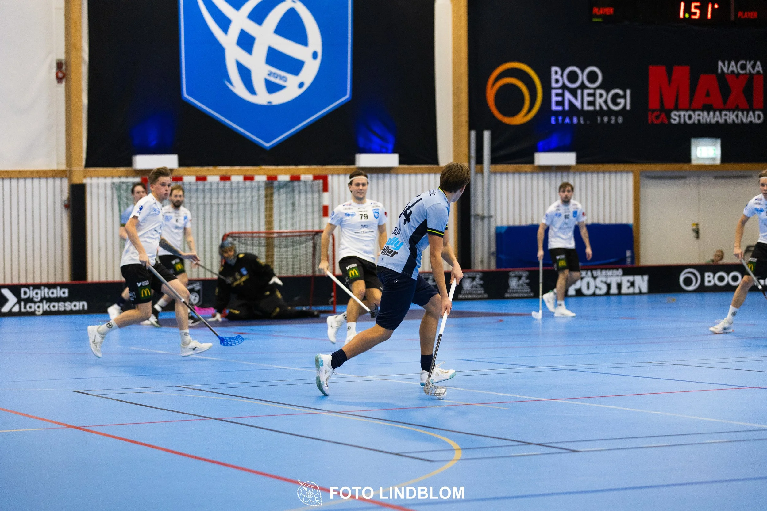 A picture of men playing floorball in Nacka IBK and FBC Sollentuna team gear