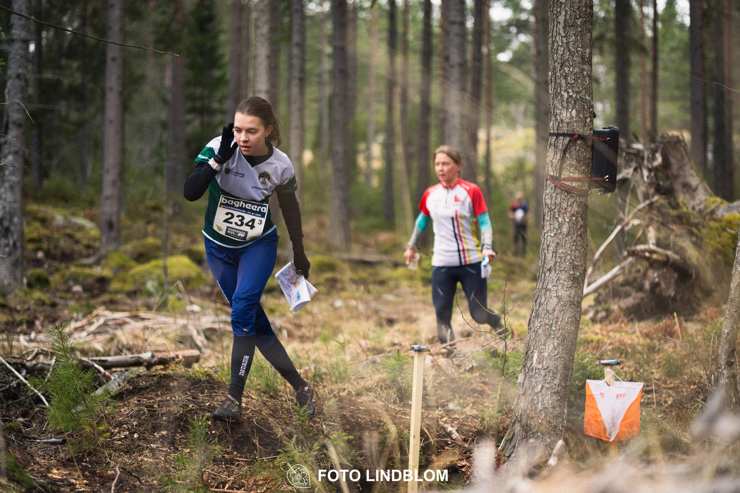 A photo from a Swedish relay orienteering event in Kolmården 2026, captured by Foto Lindblom.