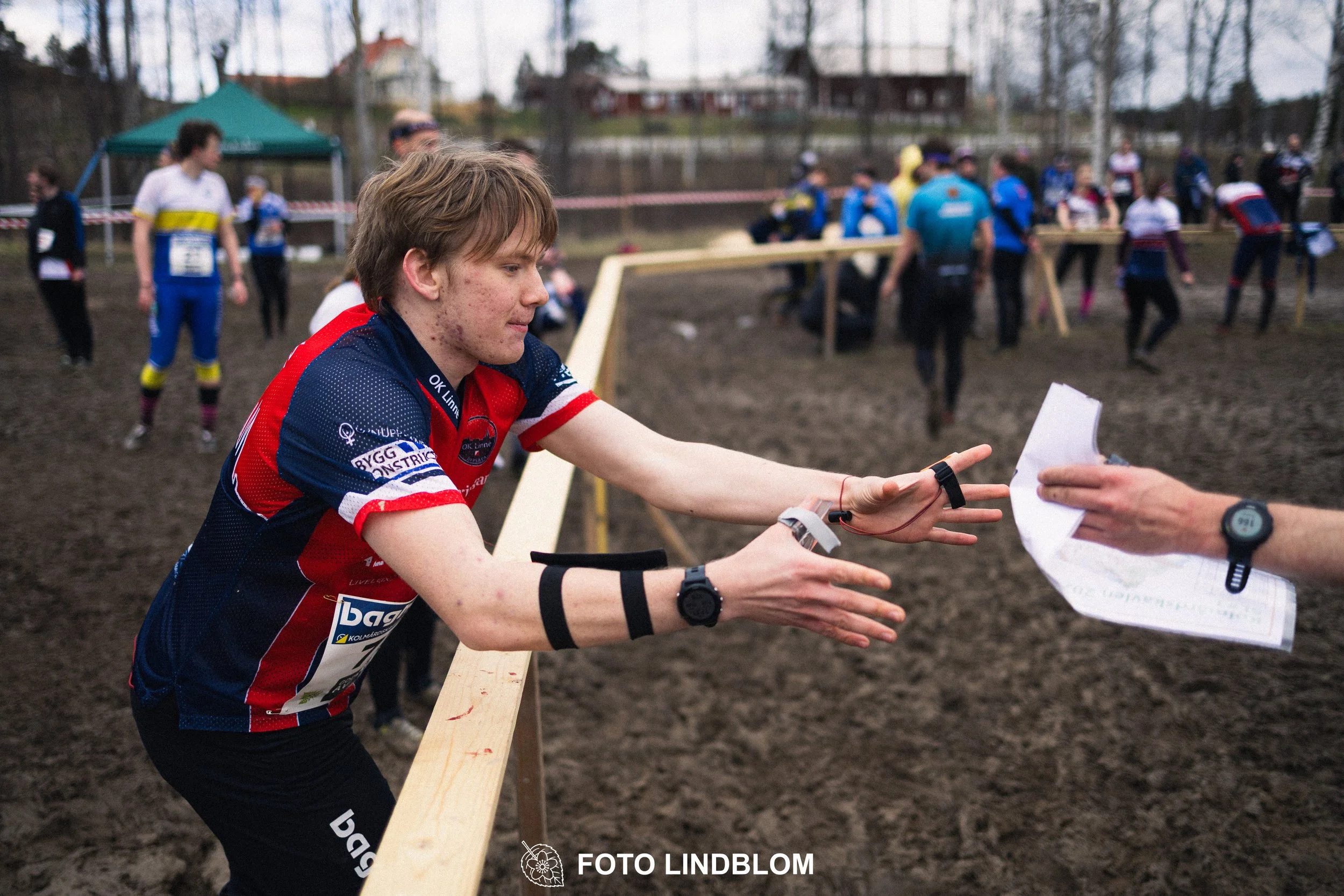 A photo from a relay orienteering competition in Kolmården during the 2026 Stafettligan season, captured by Foto Lindblom.