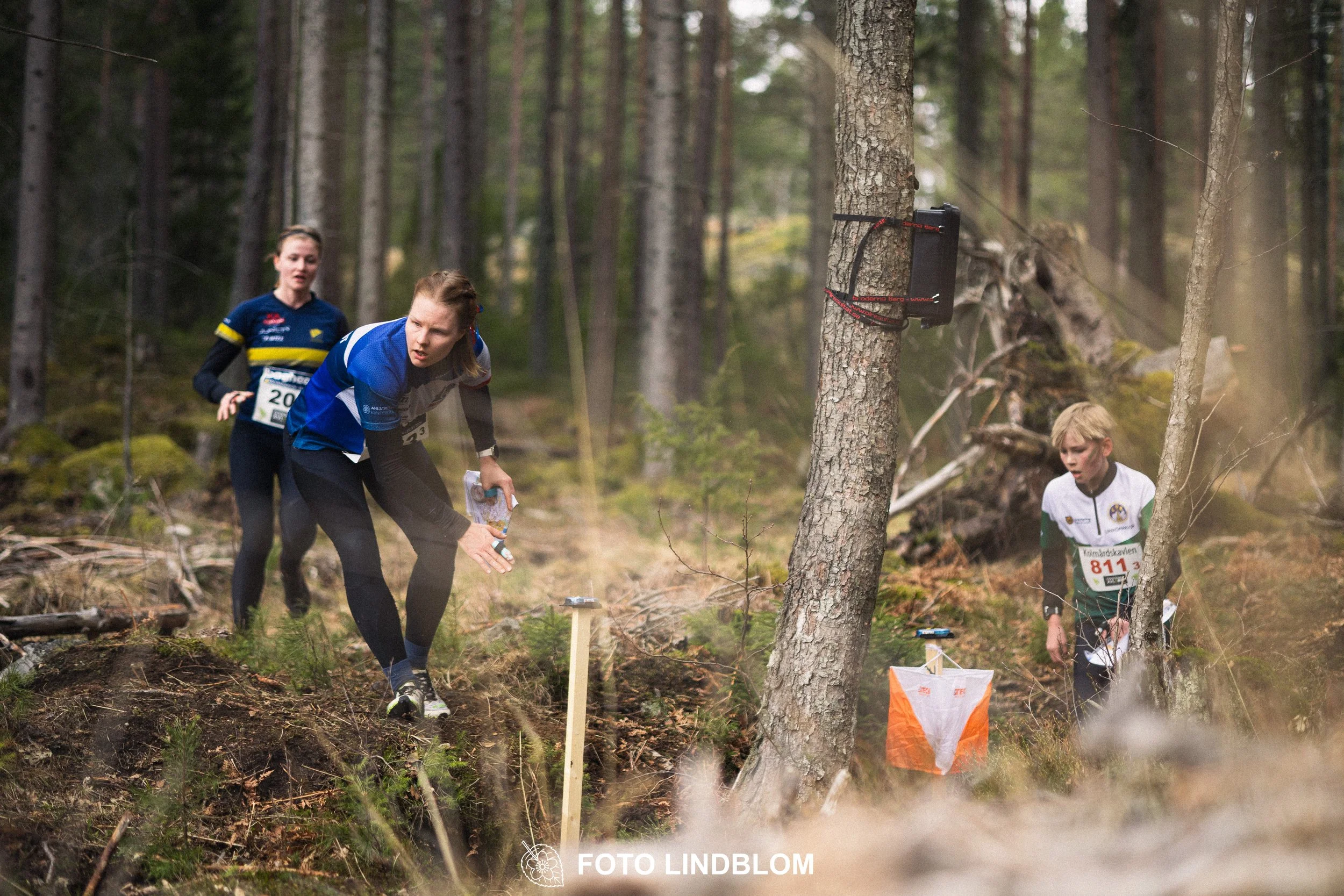 A photo from a Swedish relay orienteering event in Kolmården 2026, captured by Foto Lindblom.