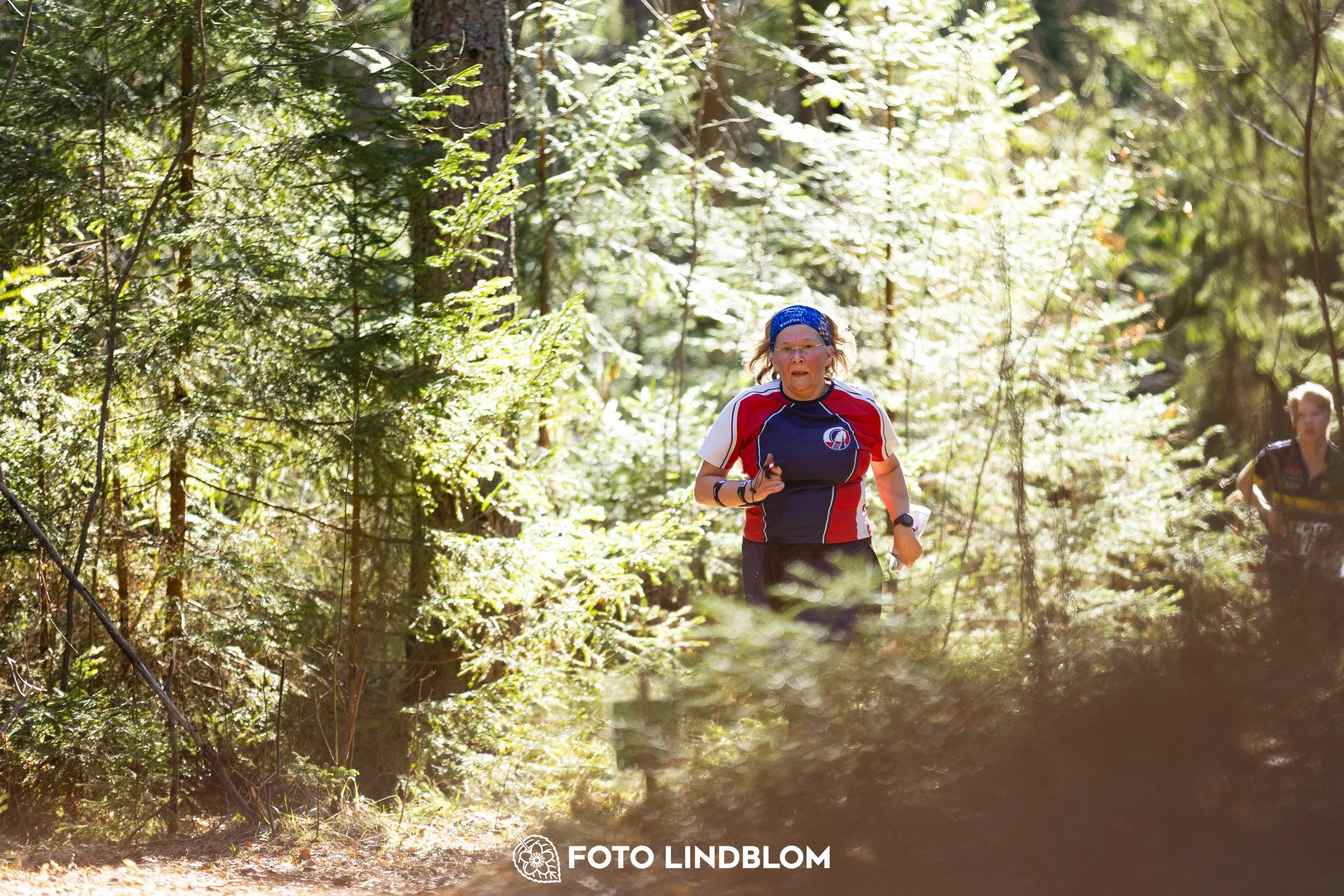 Forest orienteering action at Nyköpingsorienteringen 2026, documented in this photo by Foto Lindblom.