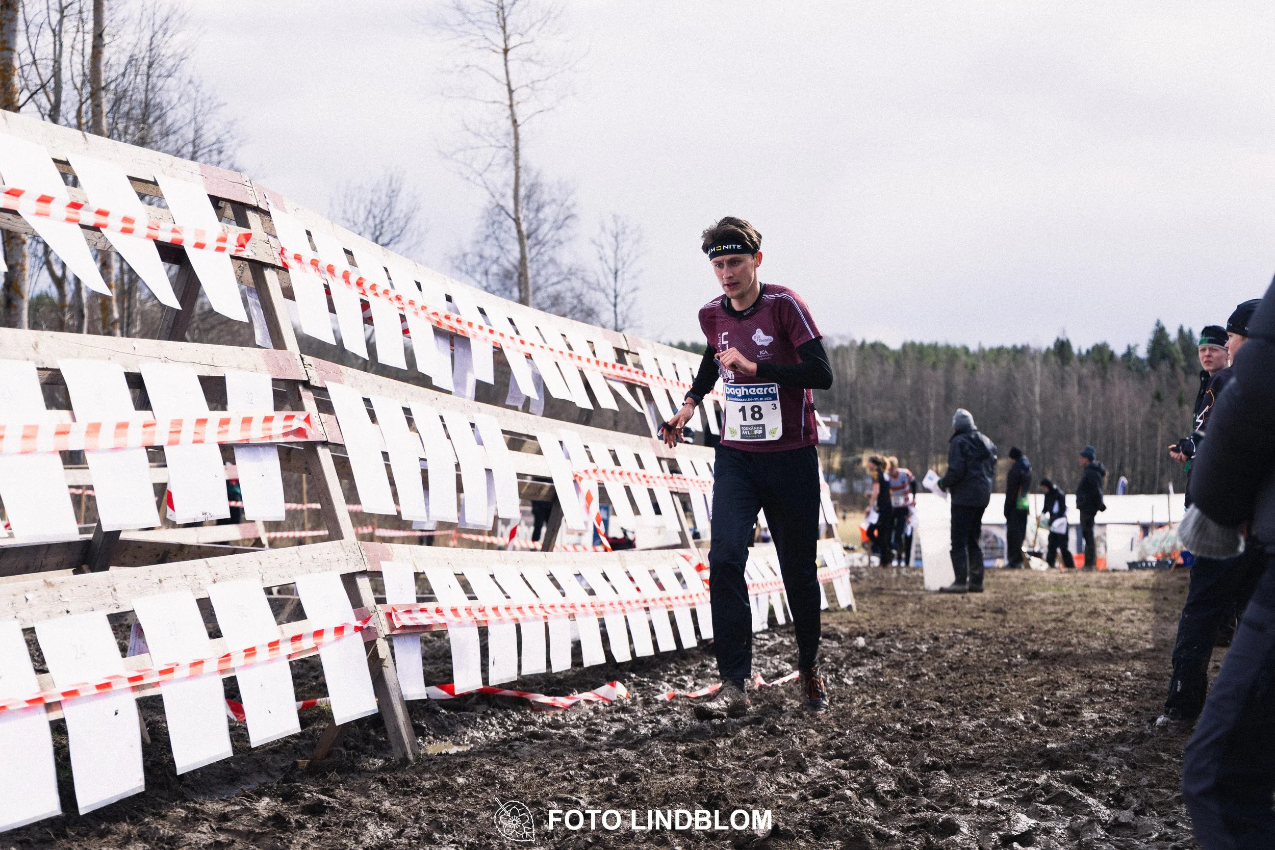 A scene from Kolmårdskavlen, the opening stage of the Swedish relay league 2026, captured by Foto Lindblom.