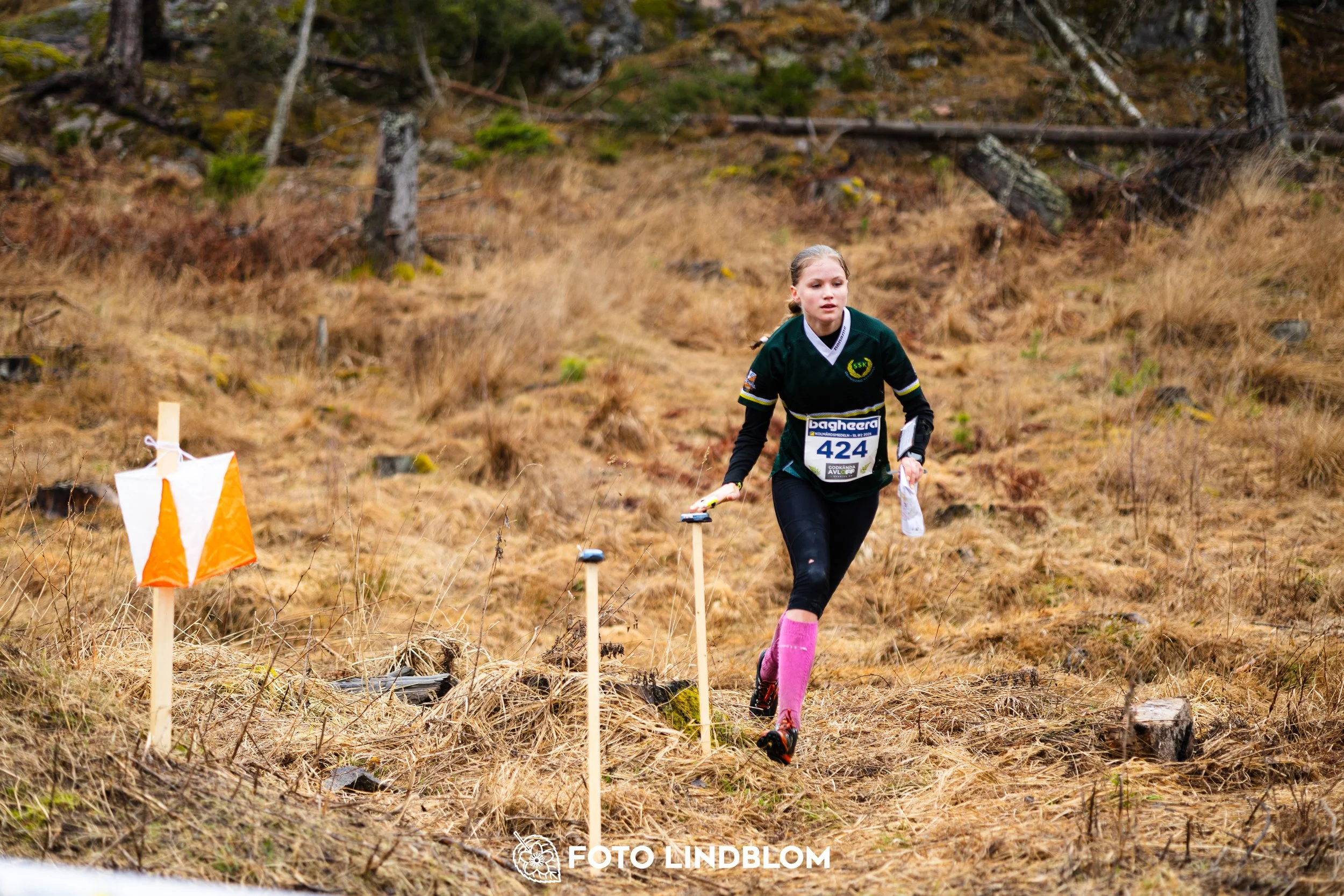 A photo from a Swedish orienteering league race in Kolmården during spring 2026, captured by Foto Lindblom.