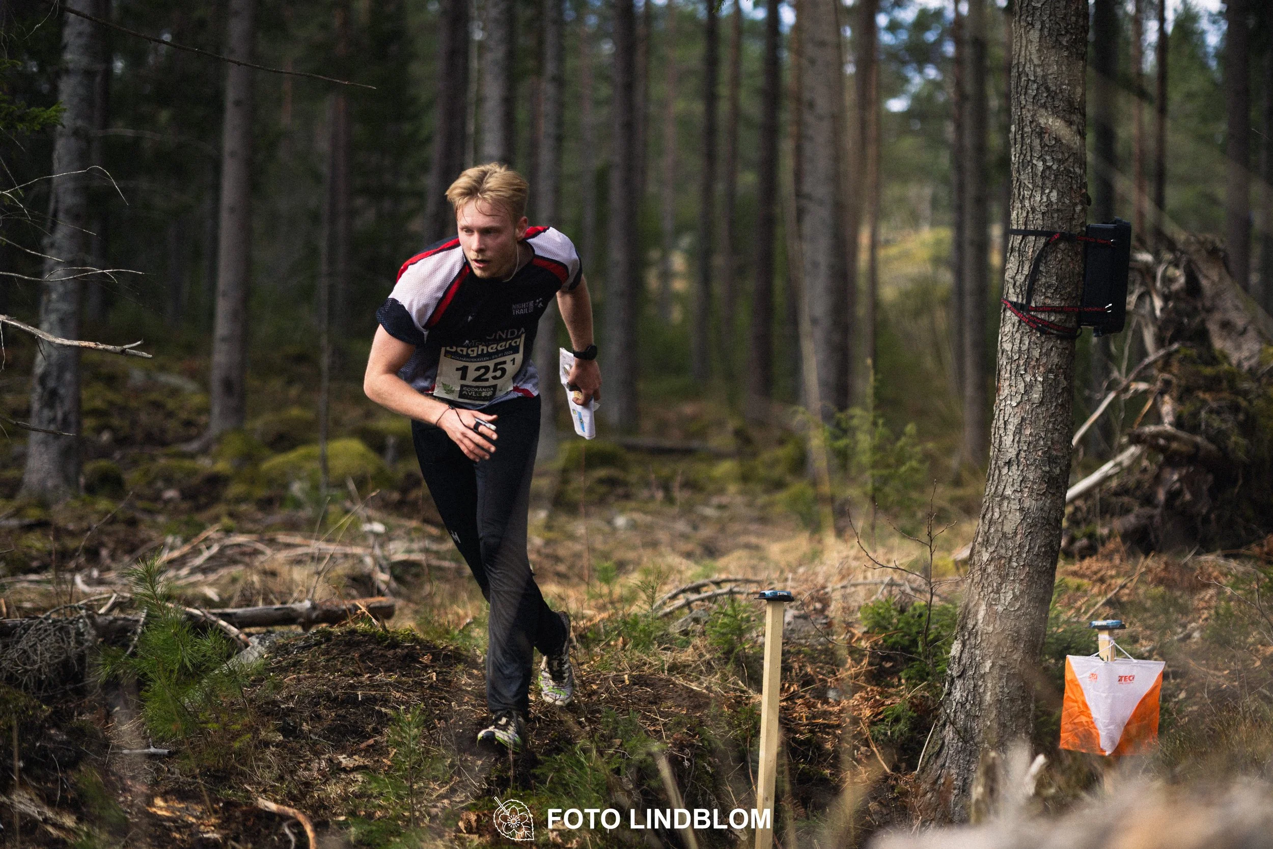 A moment from the relay orienteering event Kolmårdskavlen in spring 2026, captured by Foto Lindblom.