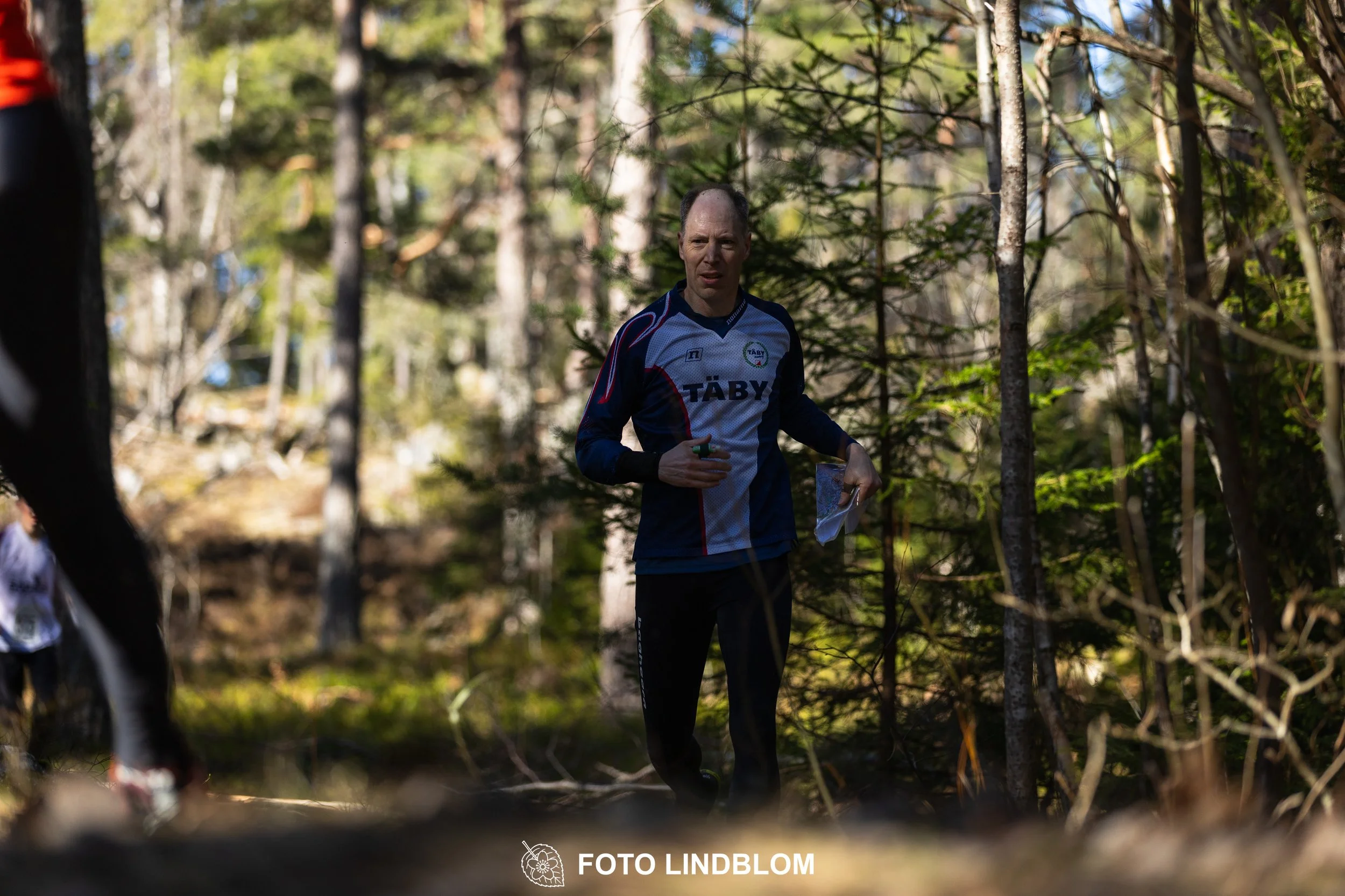 An image from the orienteering relay Måsenstafetten 2026, showing athletes in forest terrain, shot by Foto Lindblom.