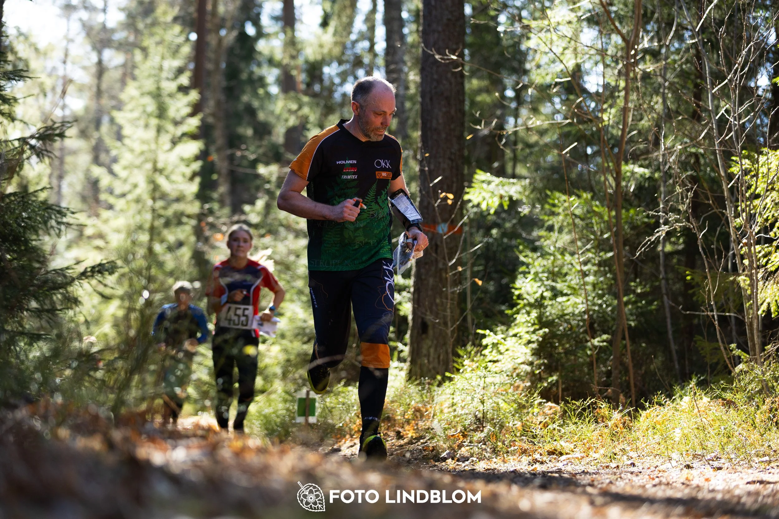 Photo of participants during the 2026 Nyköpingsorienteringen event in Sweden, taken in forest terrain by Foto Lindblom.