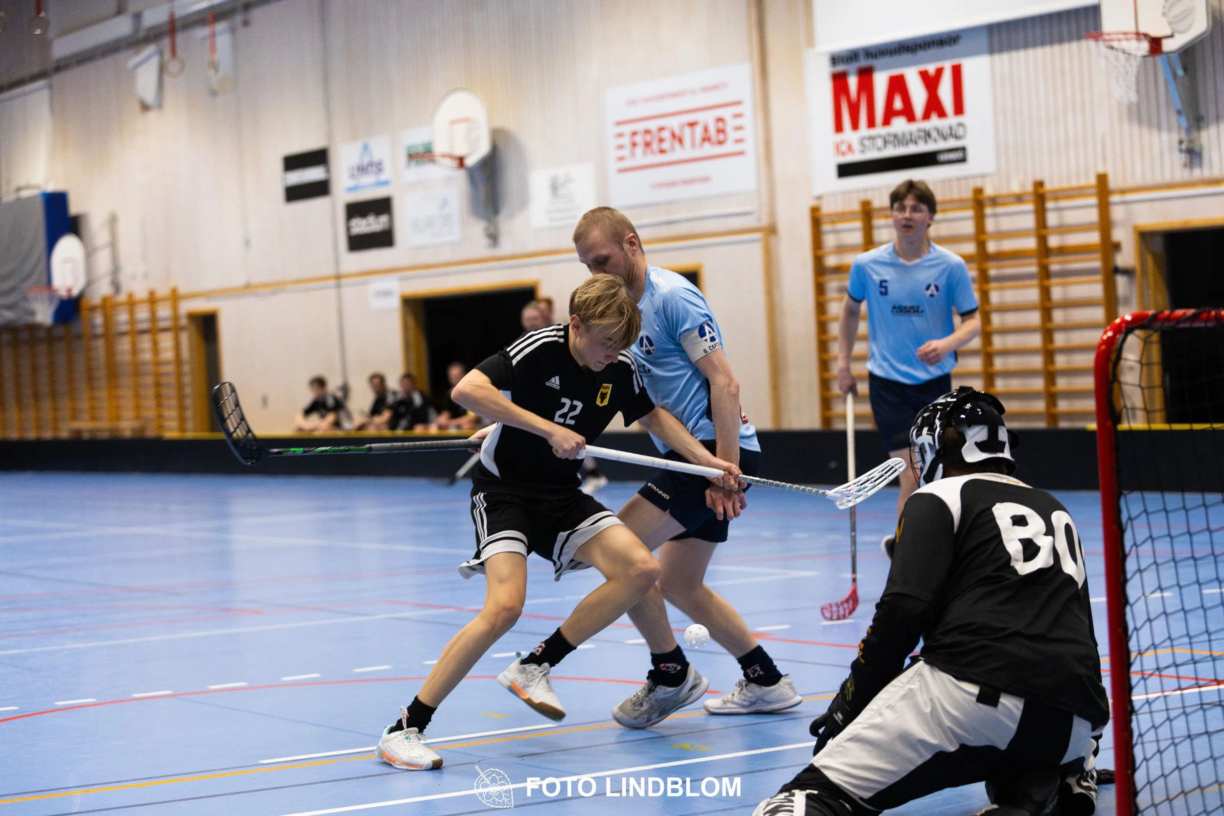 A picture of men playing floorball in Ingarö IF and Älvsjö AIK IBF team gear