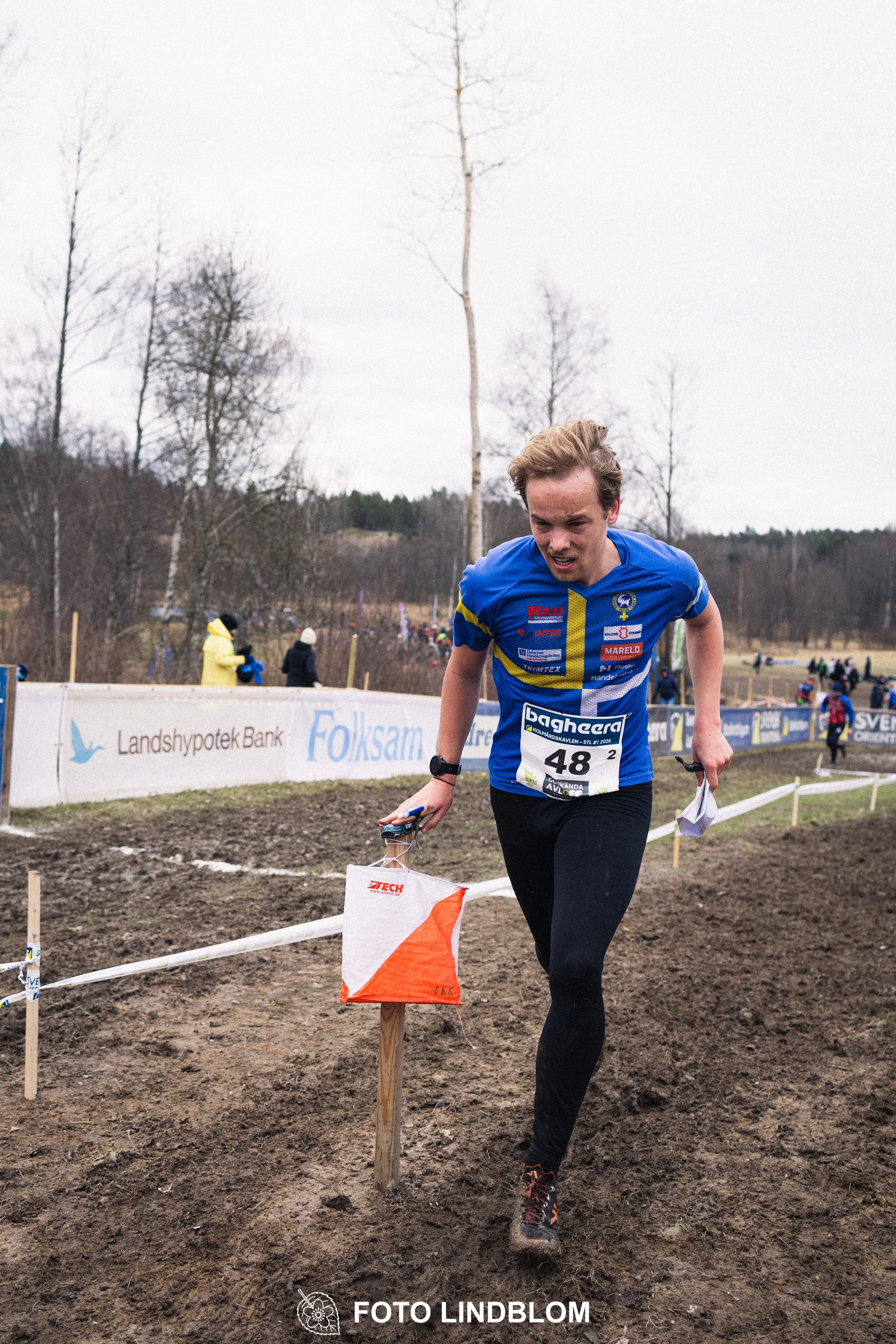 A photo from a Swedish relay orienteering event in Kolmården 2026, captured by Foto Lindblom.