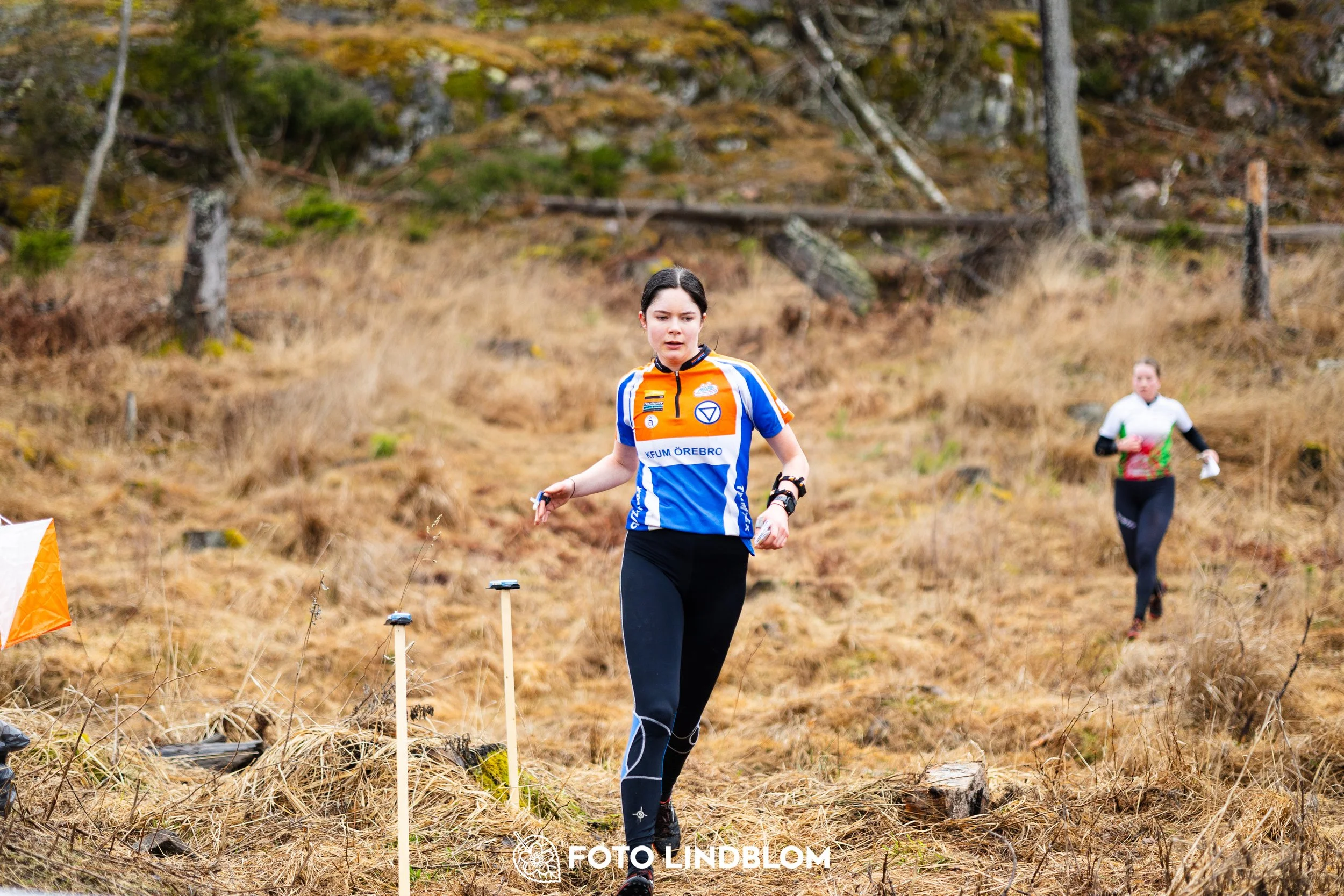 A moment from the 2026 Swedish League middle distance orienteering event in Kolmården, captured by Foto Lindblom.