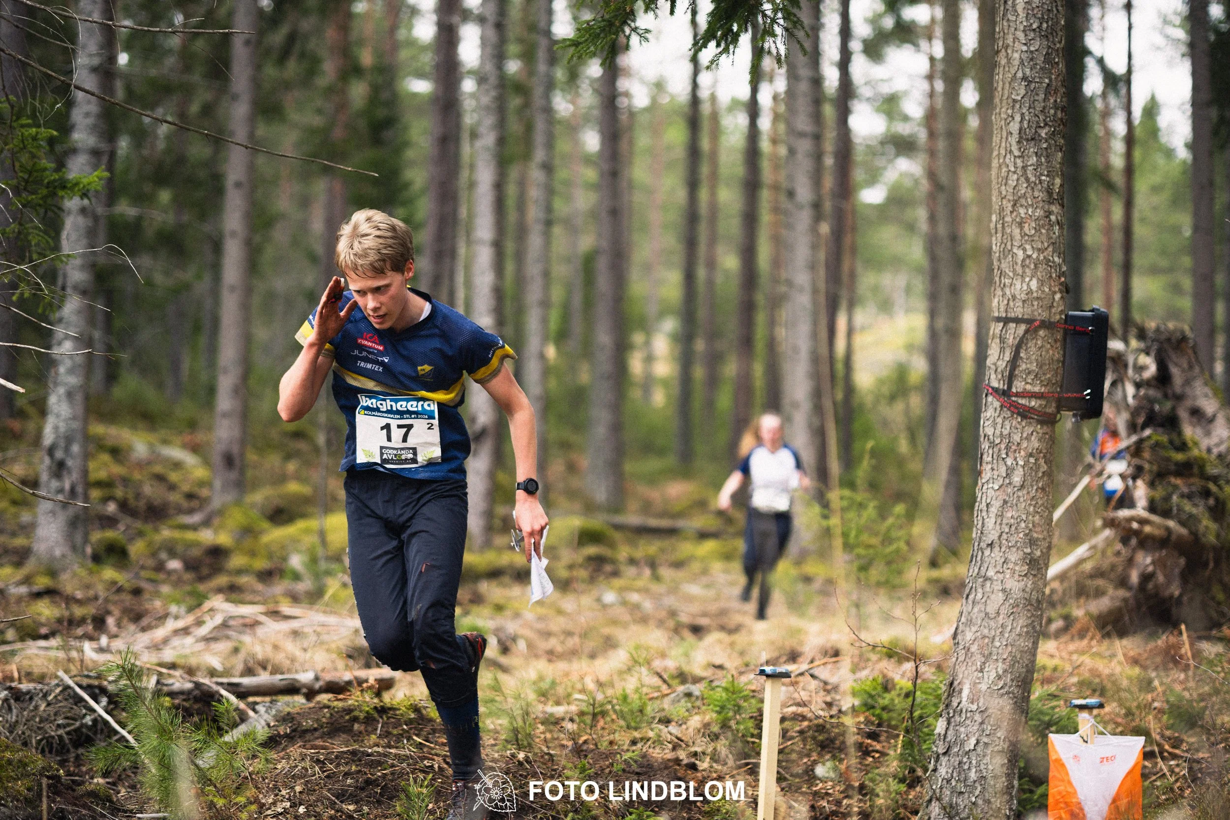 A photo from a relay race in Kolmården during the Swedish orienteering season 2026, captured by Foto Lindblom.