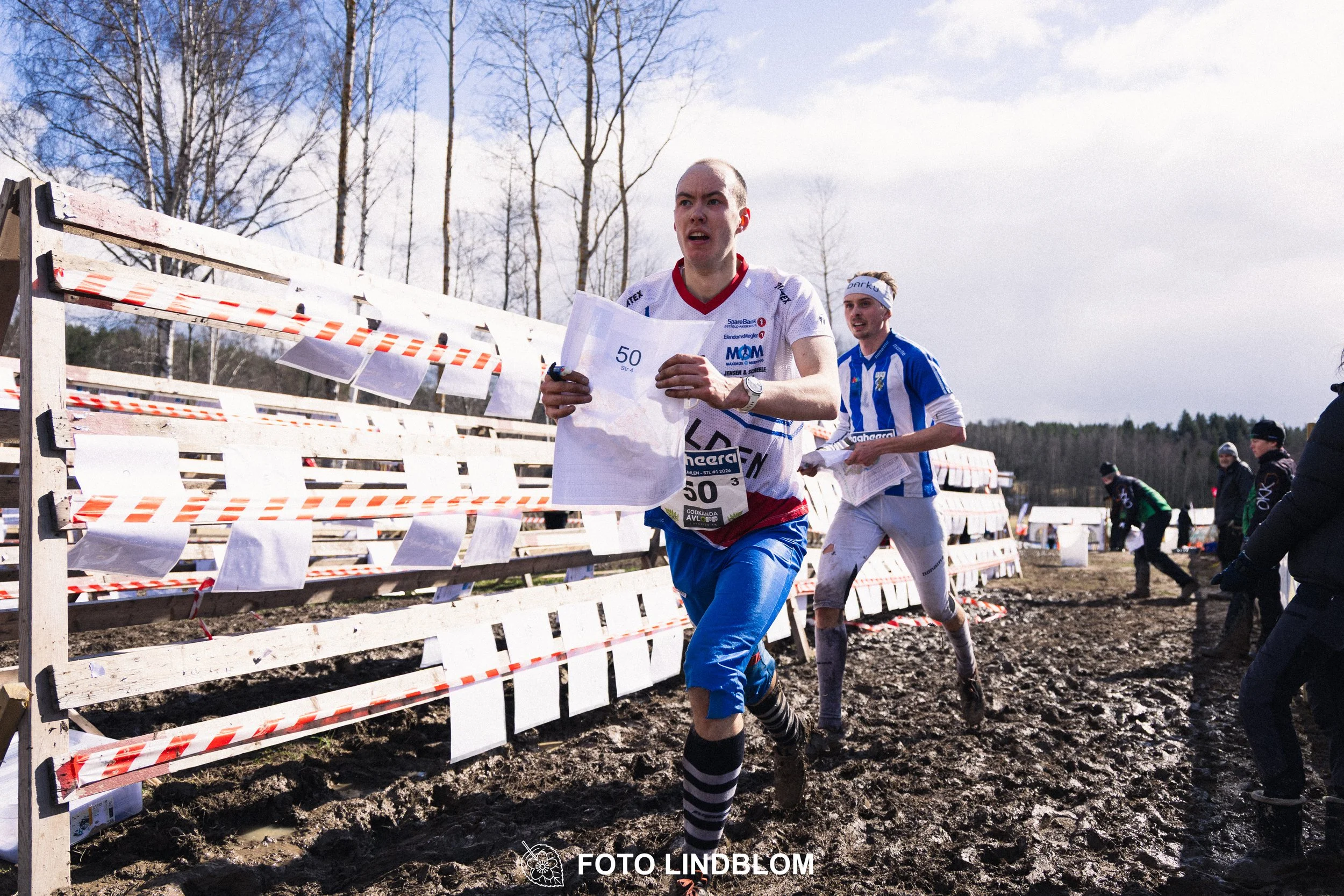A photo from a Swedish relay orienteering event in Kolmården 2026, captured by Foto Lindblom.